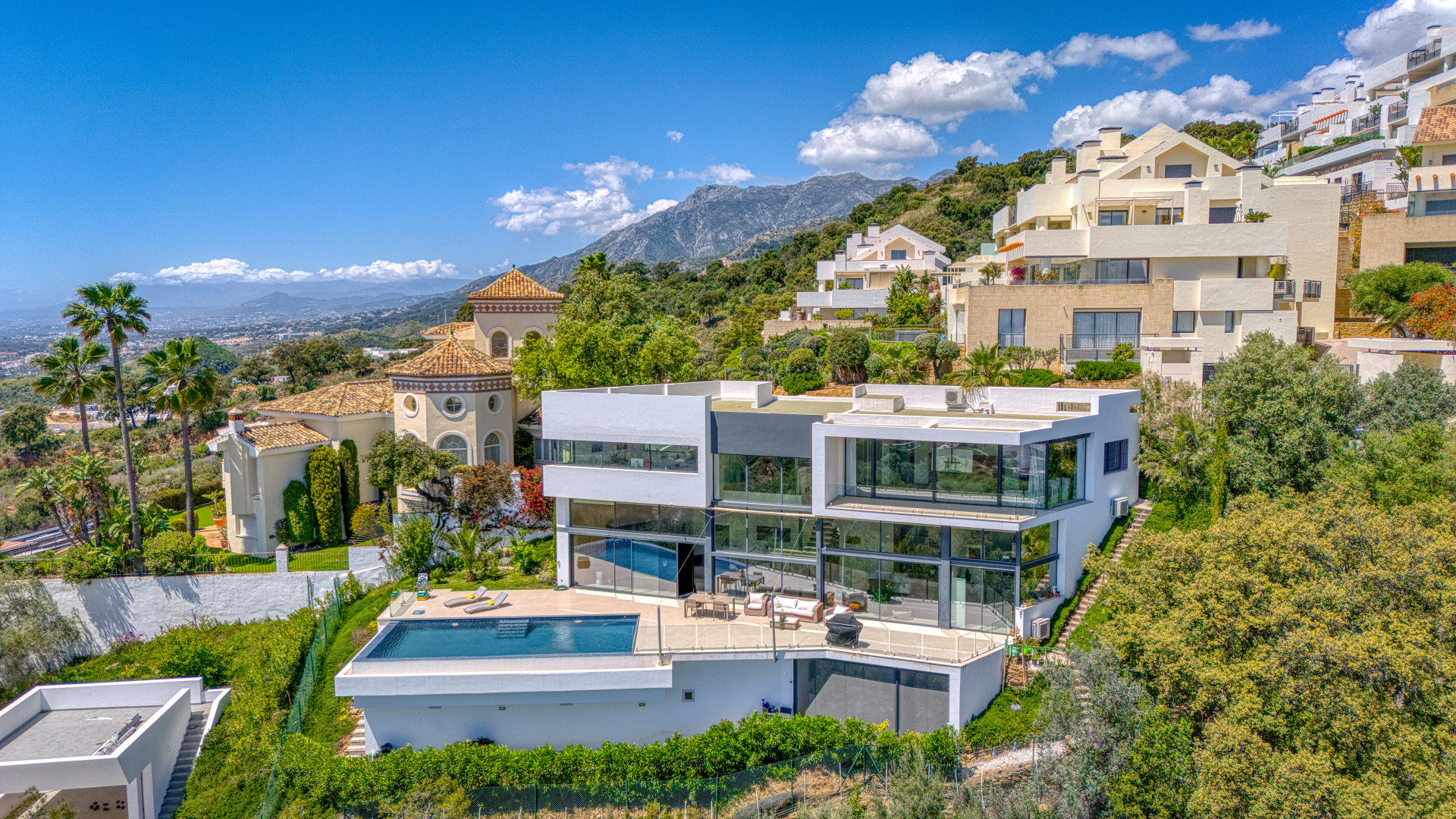 Outstanding, five bedroom Villa located in Altos de Los Monteros with panoramic sea views · Photo 17