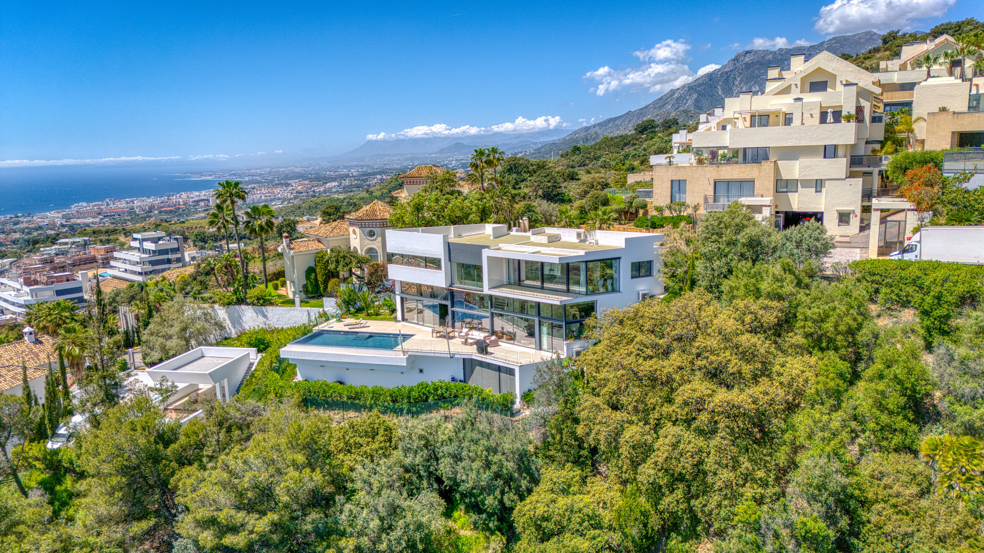Outstanding, five bedroom Villa located in Altos de Los Monteros with panoramic sea views · Photo 10