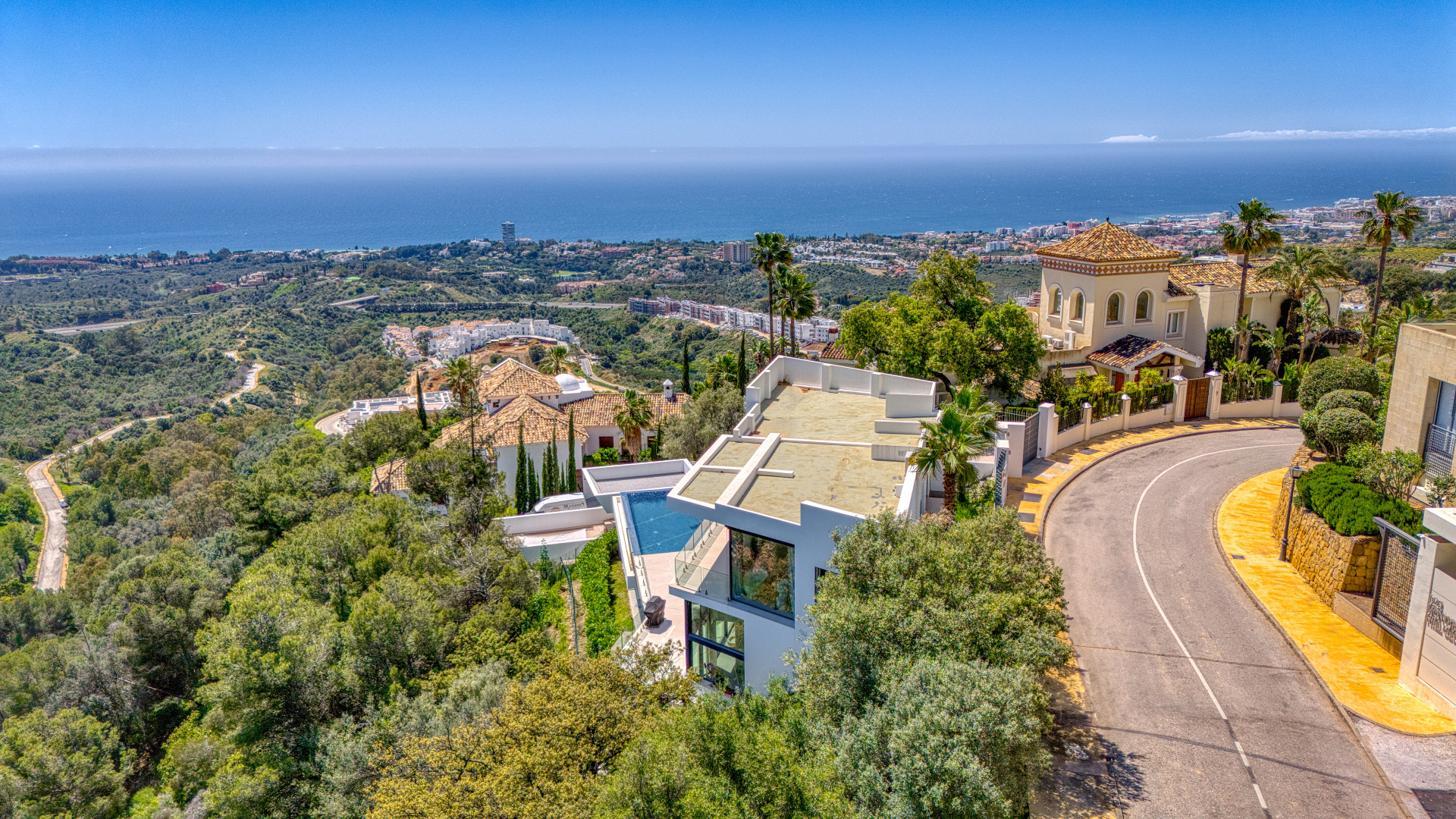 Outstanding, five bedroom Villa located in Altos de Los Monteros with panoramic sea views · Photo 23