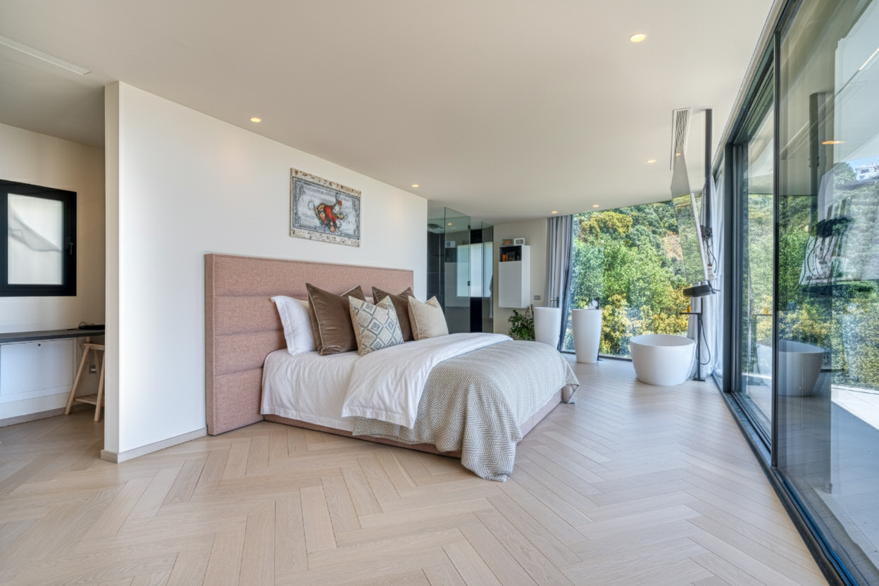 Outstanding, five bedroom Villa located in Altos de Los Monteros with panoramic sea views · Photo 8
