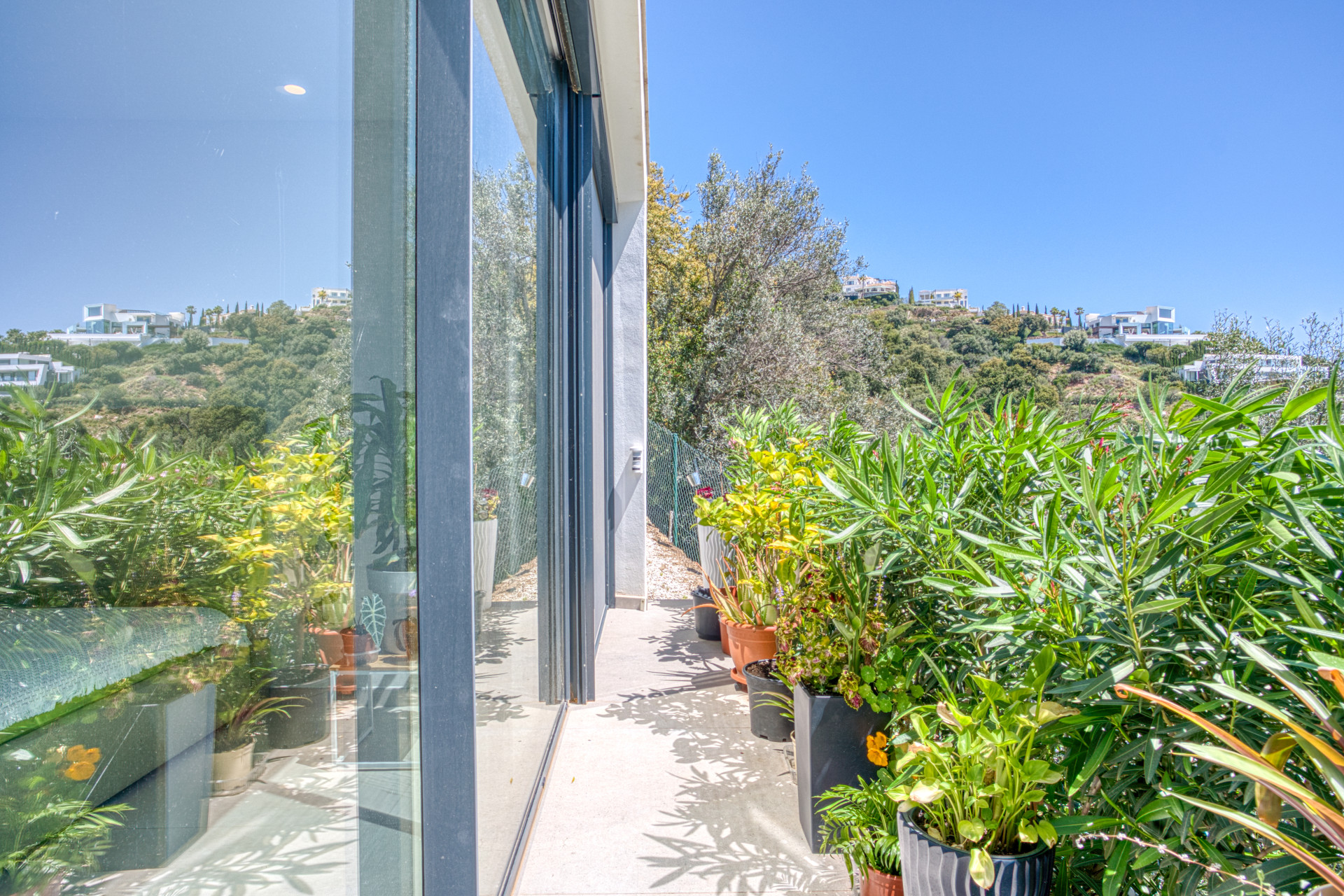 Outstanding, five bedroom Villa located in Altos de Los Monteros with panoramic sea views · Photo 18