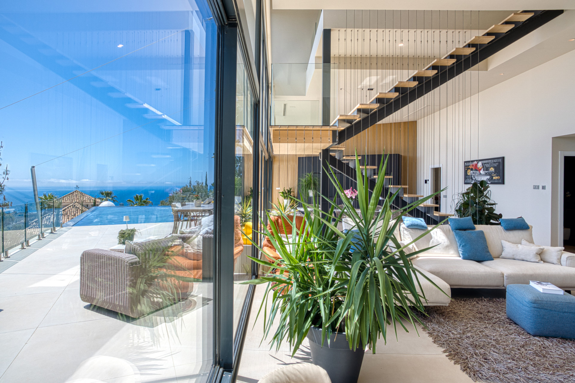 Outstanding, five bedroom Villa located in Altos de Los Monteros with panoramic sea views · Photo 27