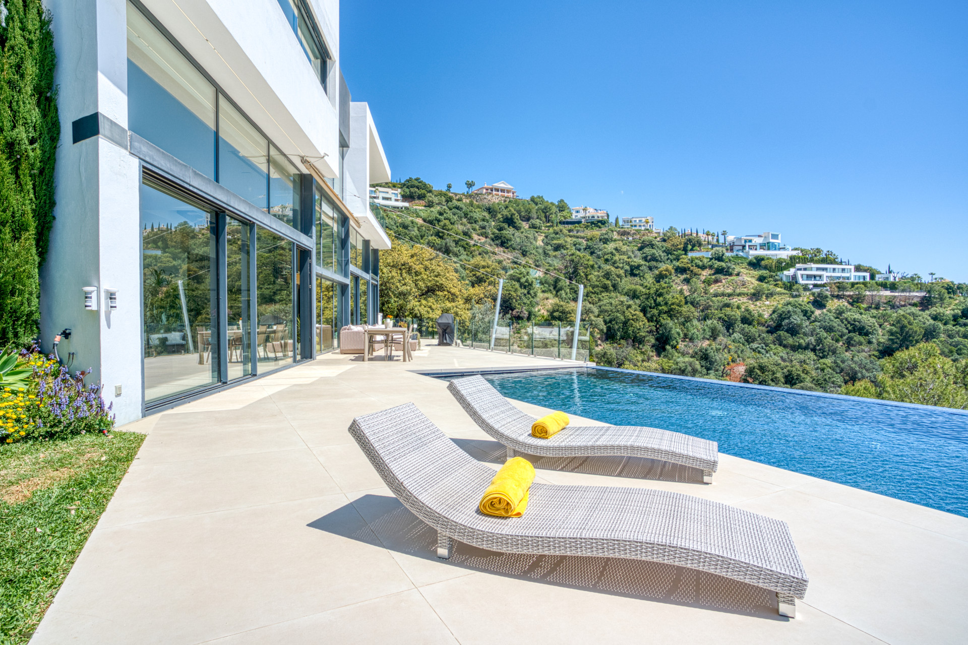 Outstanding, five bedroom Villa located in Altos de Los Monteros with panoramic sea views · Photo 38