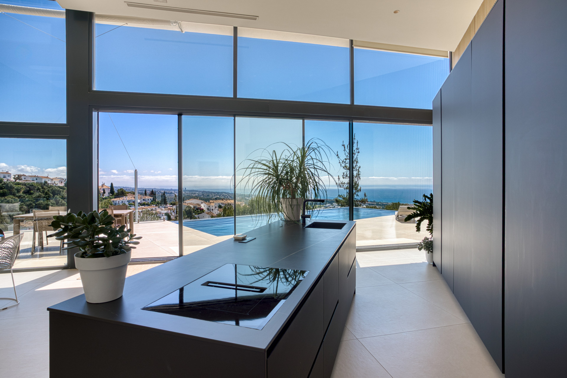 Outstanding, five bedroom Villa located in Altos de Los Monteros with panoramic sea views · Photo 12