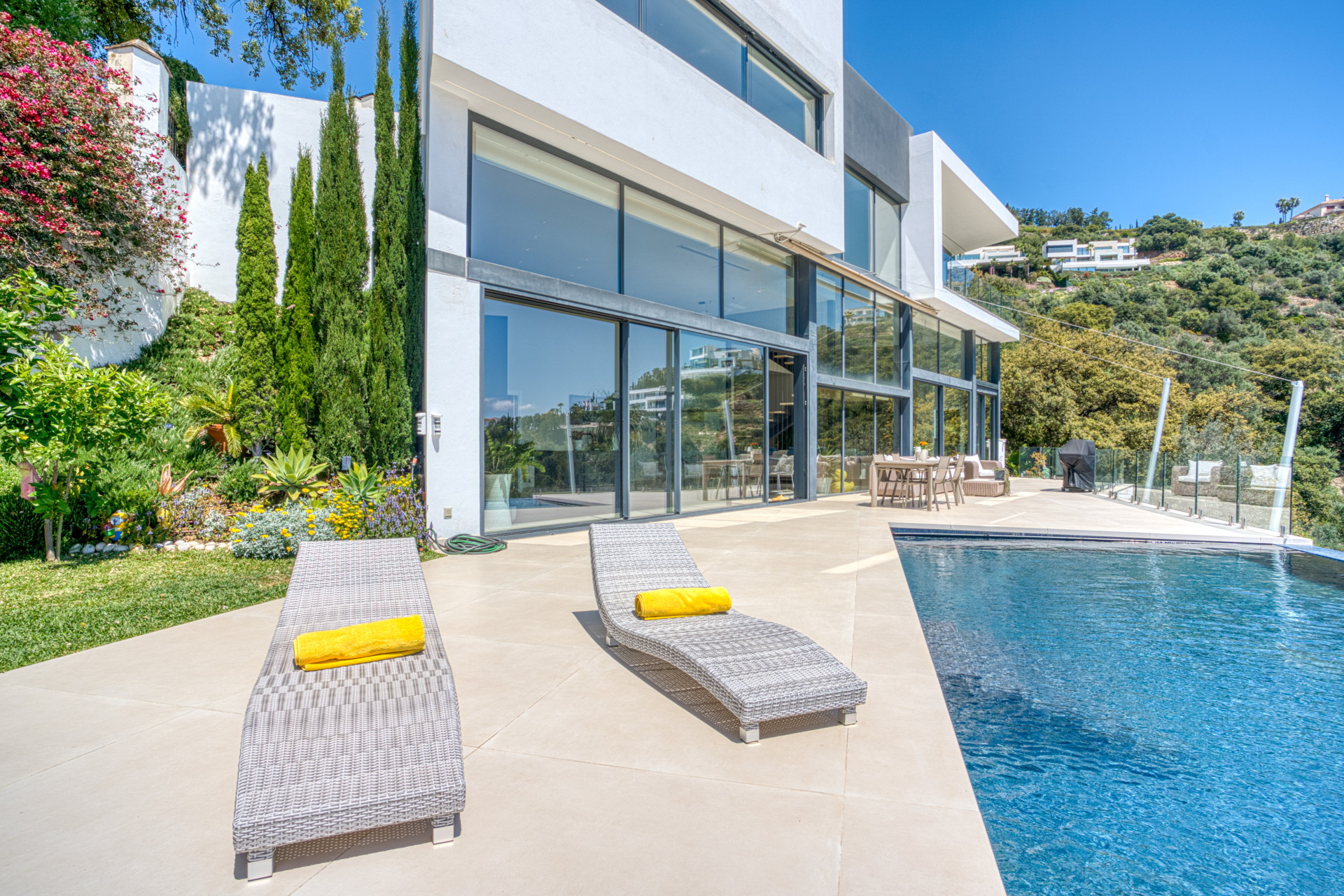 Outstanding, five bedroom Villa located in Altos de Los Monteros with panoramic sea views · Photo 14