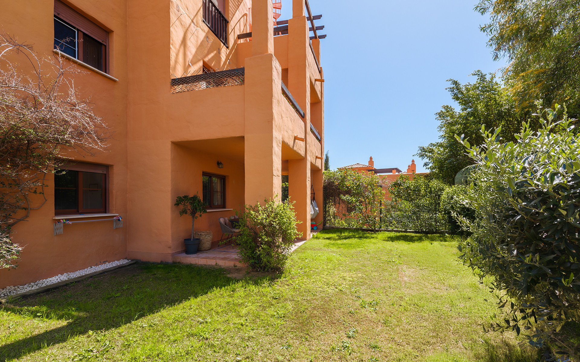 Fully renovated garden apartment in Gazules del Sol, a gated complex close to amenities in Benahavís · Photo 26