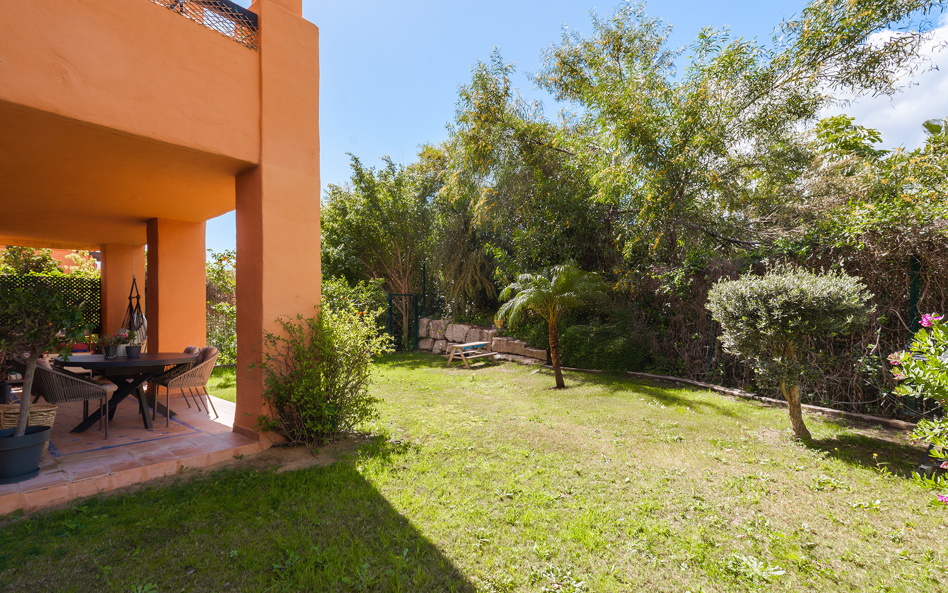 Fully renovated garden apartment in Gazules del Sol, a gated complex close to amenities in Benahavís · Photo 23