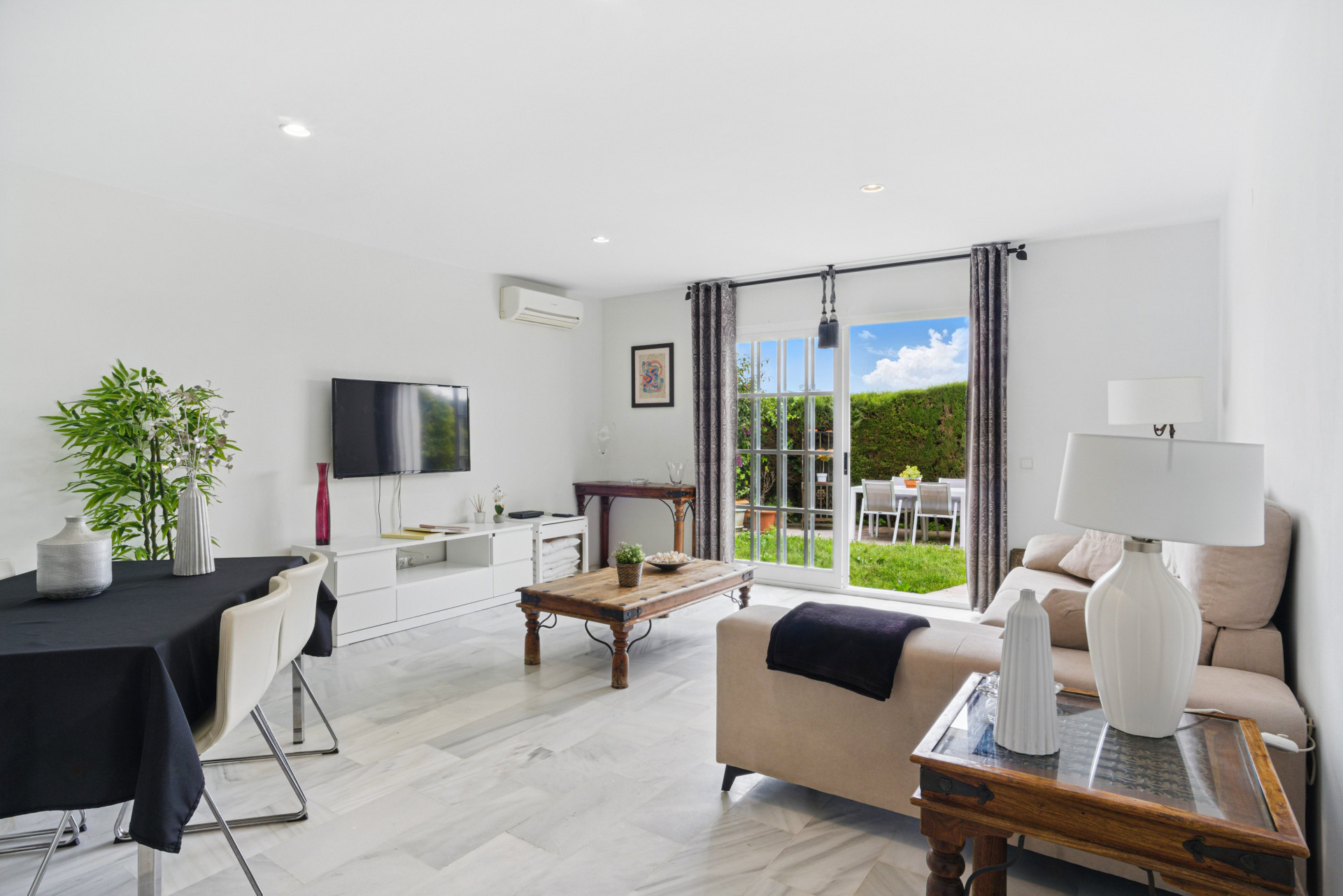 Wonderful three bedroom townhouse with sea views, located in Bel Air, Estepona · Photo 8