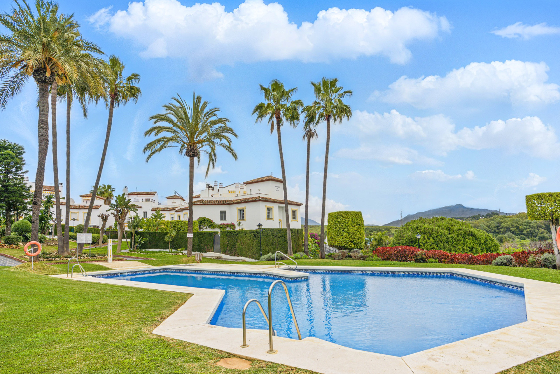 Wonderful three bedroom townhouse with sea views, located in Bel Air, Estepona · Photo 13