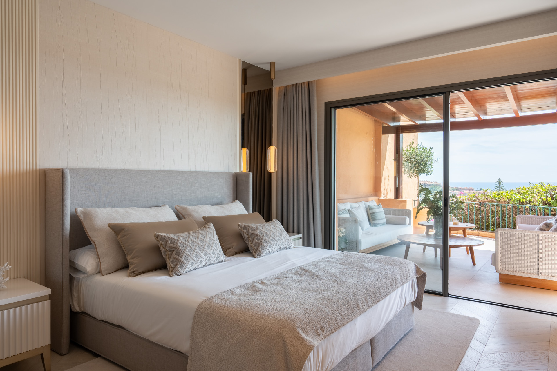 Stunning newly renovated four bedroom apartment  in Les Belvédères, Nueva Andalucía · Photo 16