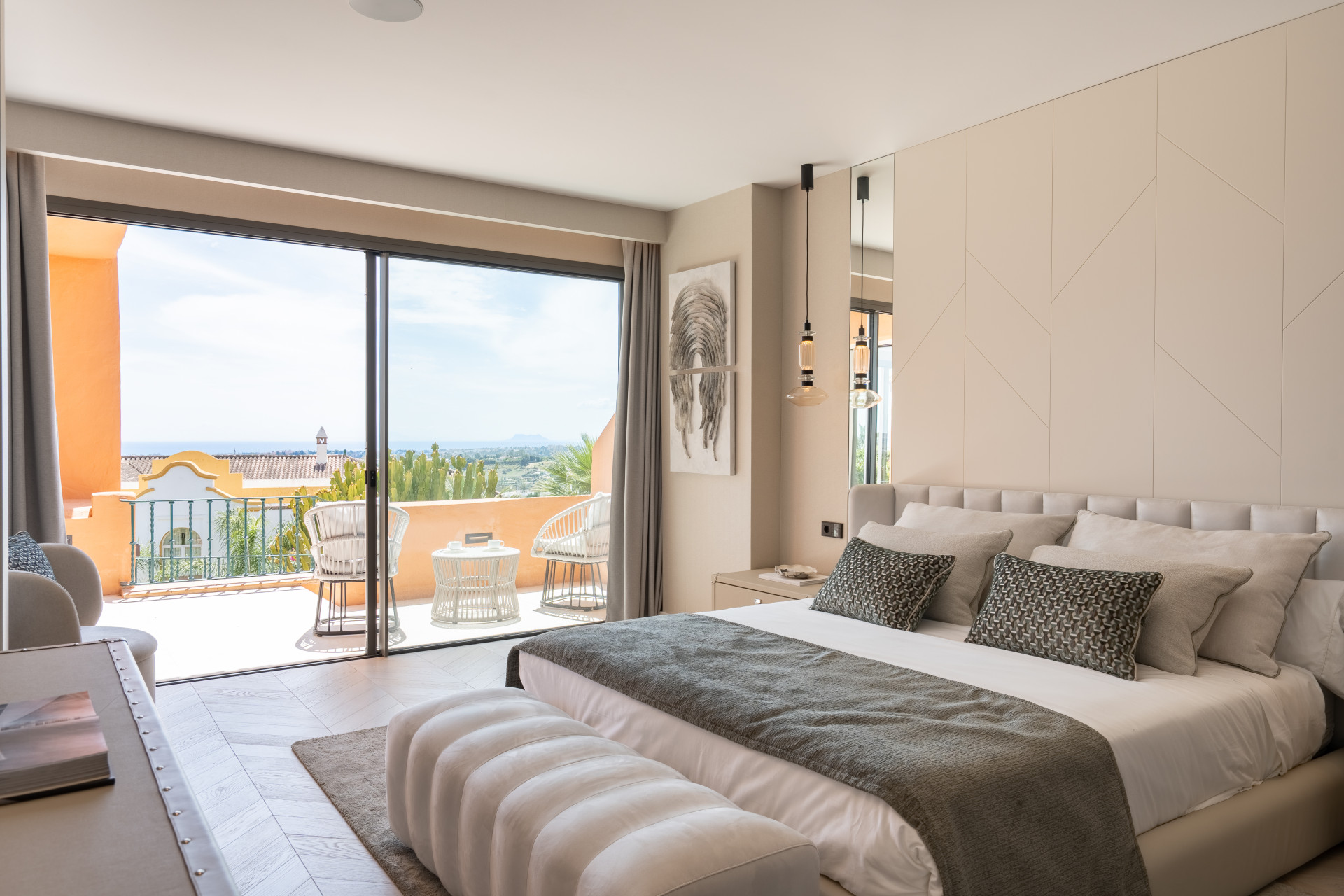 Stunning newly renovated four bedroom apartment  in Les Belvédères, Nueva Andalucía · Photo 11