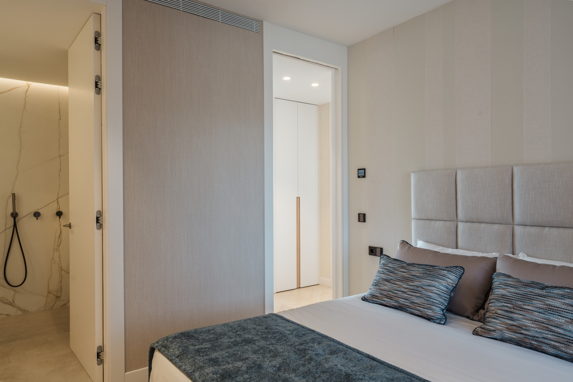 Stunning newly renovated four bedroom apartment  in Les Belvédères, Nueva Andalucía · Photo 20