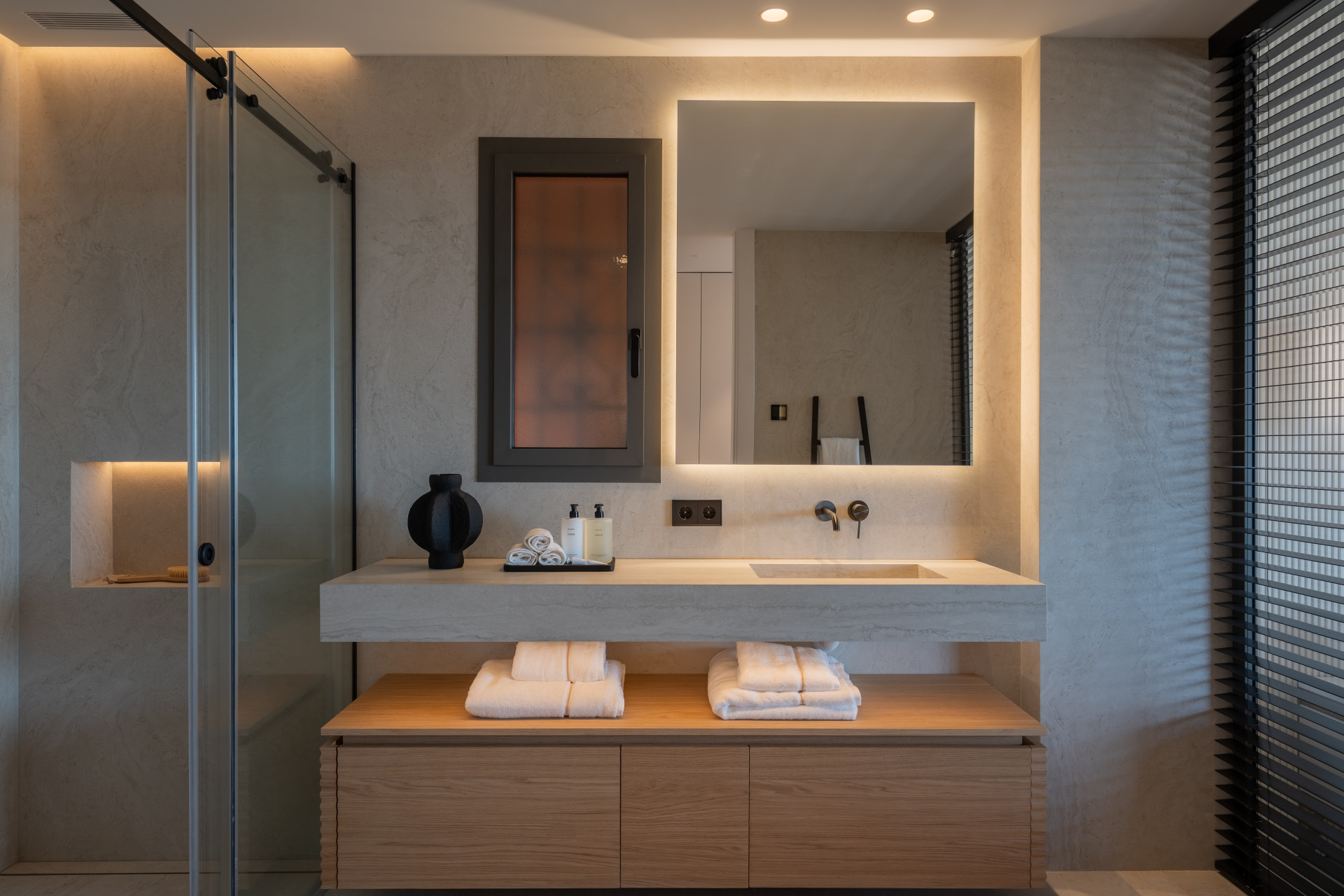 Stunning newly renovated four bedroom apartment  in Les Belvédères, Nueva Andalucía · Photo 19