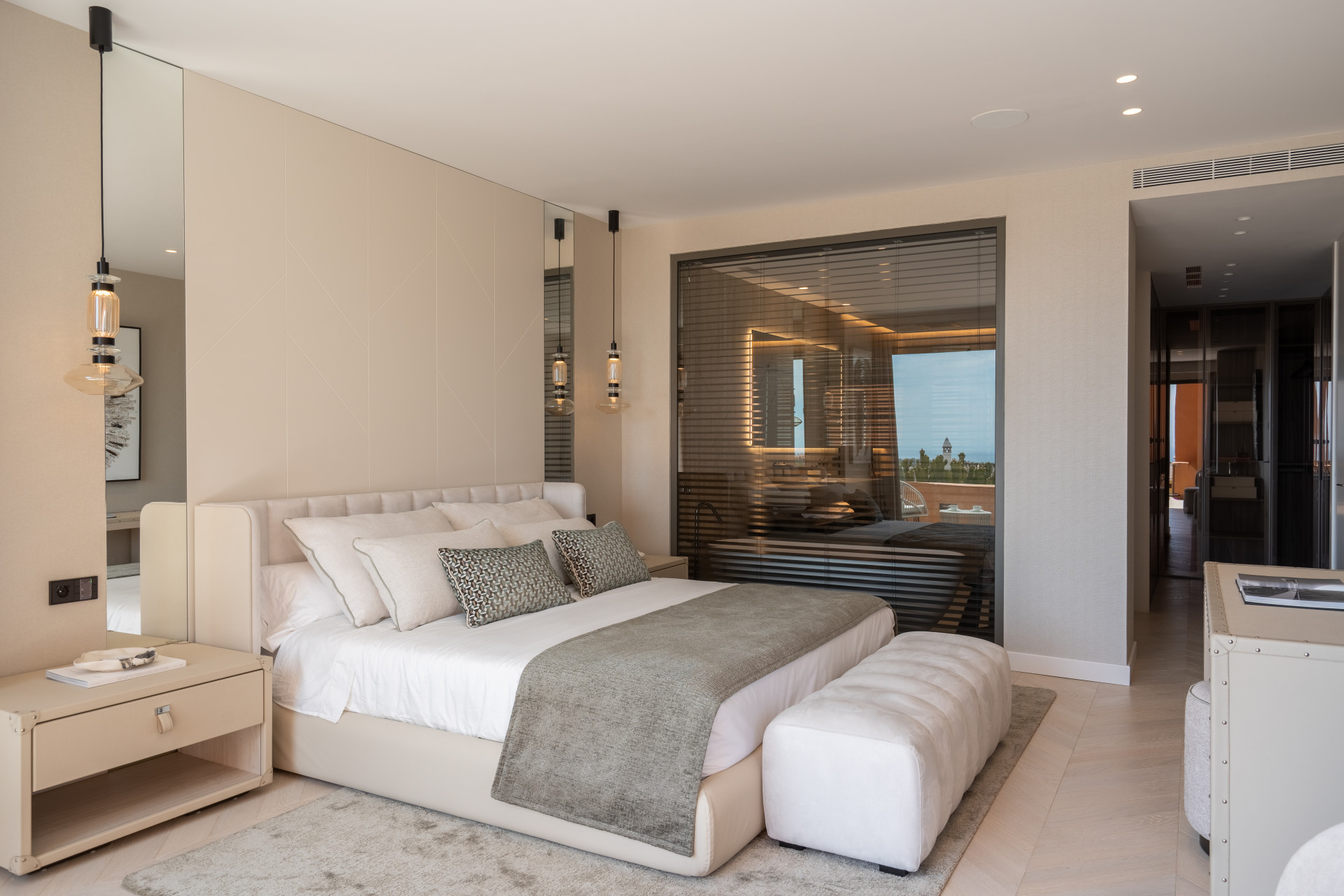 Stunning newly renovated four bedroom apartment  in Les Belvédères, Nueva Andalucía · Photo 10