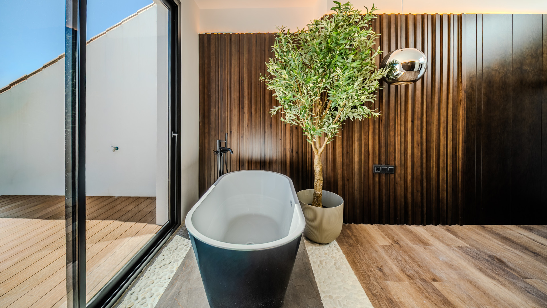 Unique Designer Home with 5m Ceilings and Rooftop Terrace in Estepona · Photo 18