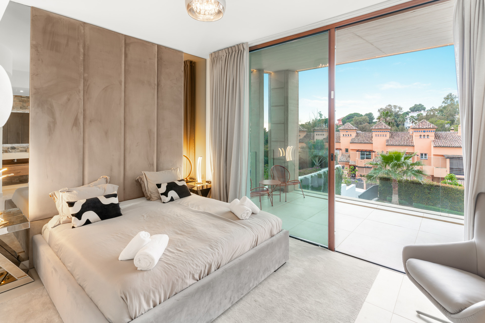 EXCLUSIVE VILLA WITH PRIVATE POOL, JACUZZI & OUTDOOR CINEMA ON MARBELLA’S GOLDEN MILE · Photo 12