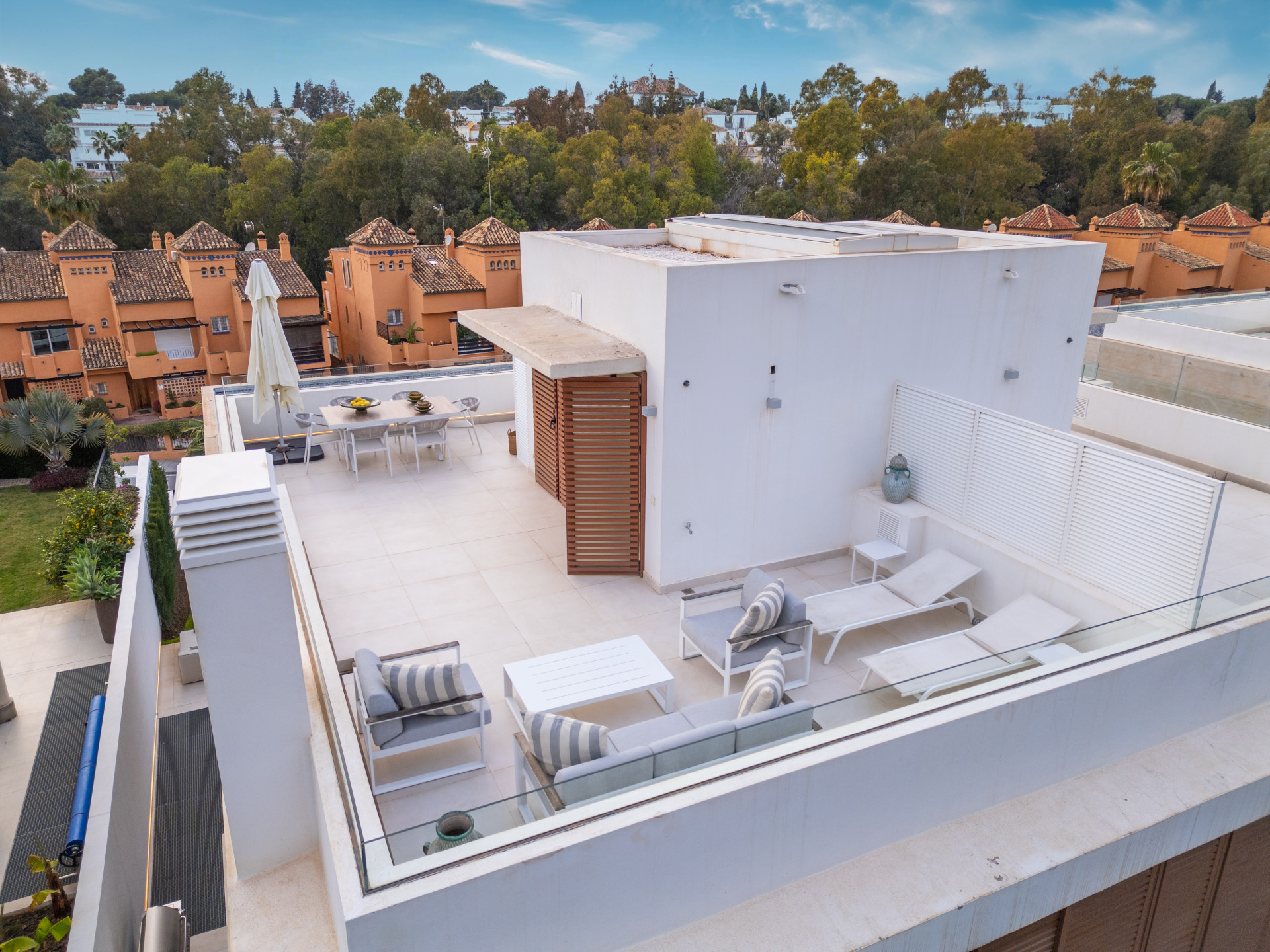 EXCLUSIVE VILLA WITH PRIVATE POOL, JACUZZI & OUTDOOR CINEMA ON MARBELLA’S GOLDEN MILE · Photo 39