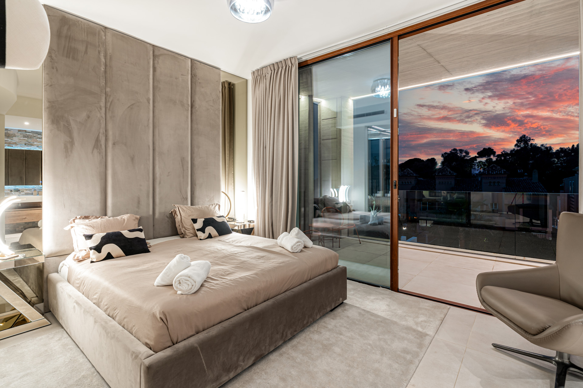 EXCLUSIVE VILLA WITH PRIVATE POOL, JACUZZI & OUTDOOR CINEMA ON MARBELLA’S GOLDEN MILE · Photo 13