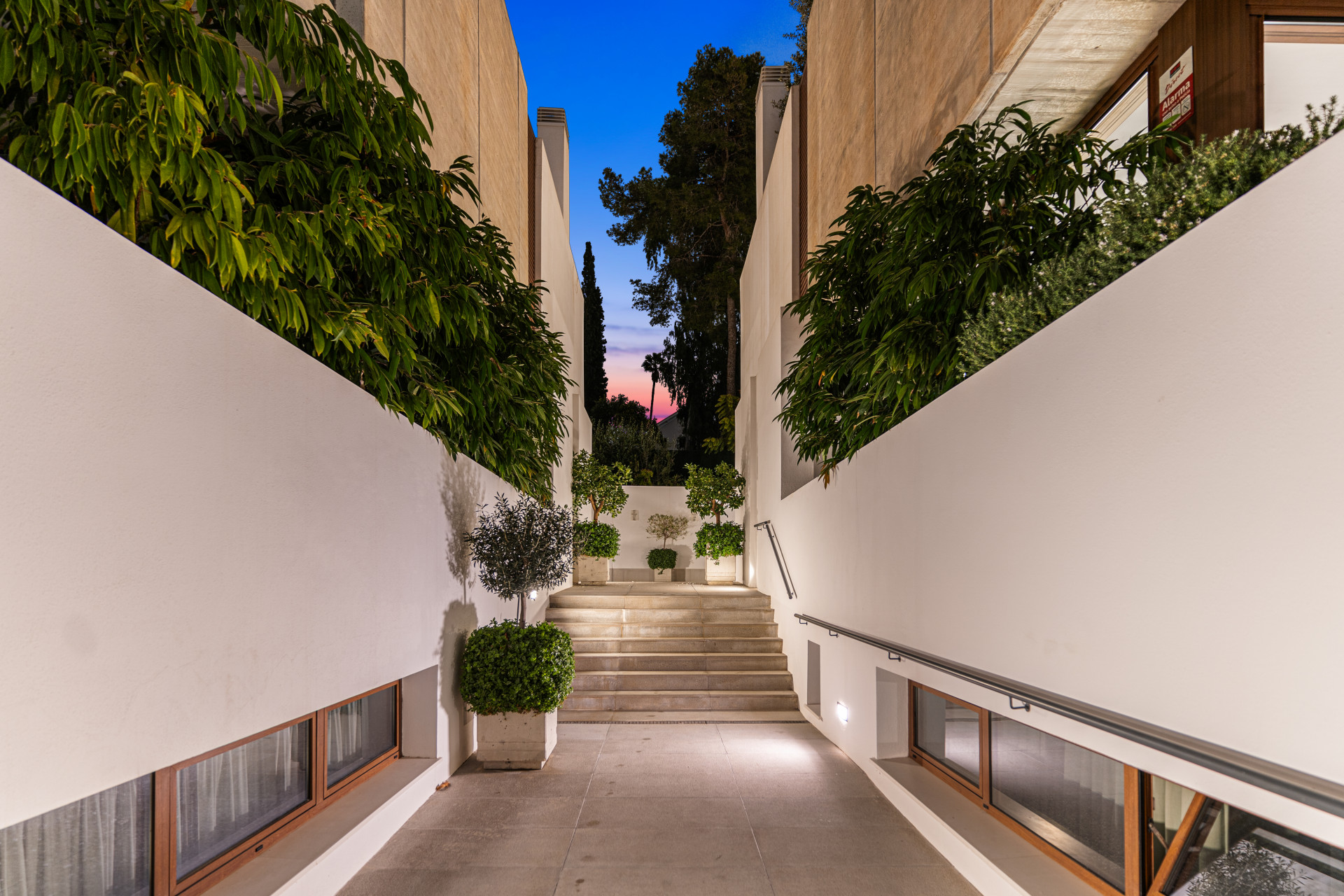 EXCLUSIVE VILLA WITH PRIVATE POOL, JACUZZI & OUTDOOR CINEMA ON MARBELLA’S GOLDEN MILE · Photo 41
