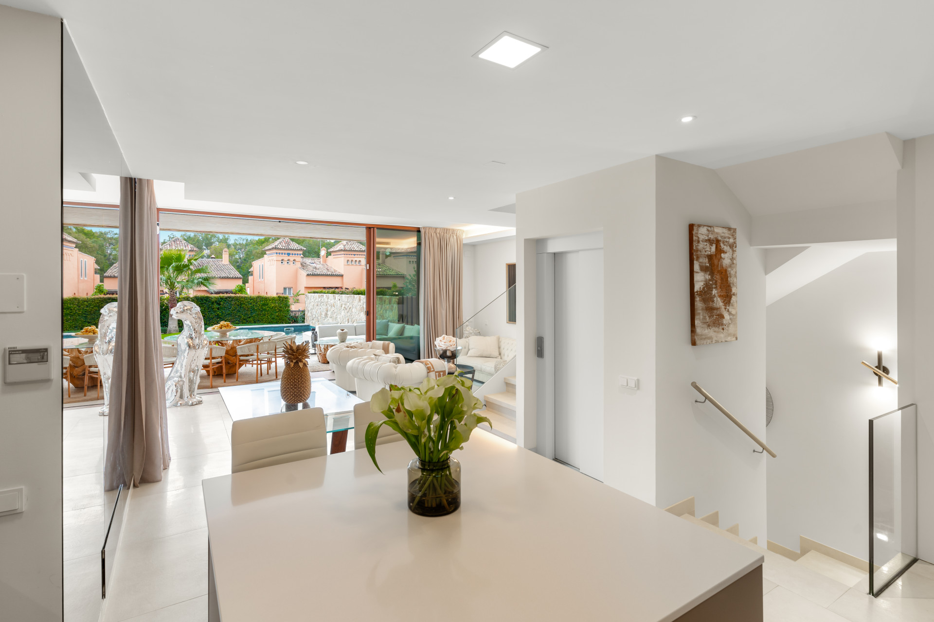 EXCLUSIVE VILLA WITH PRIVATE POOL, JACUZZI & OUTDOOR CINEMA ON MARBELLA’S GOLDEN MILE · Photo 11