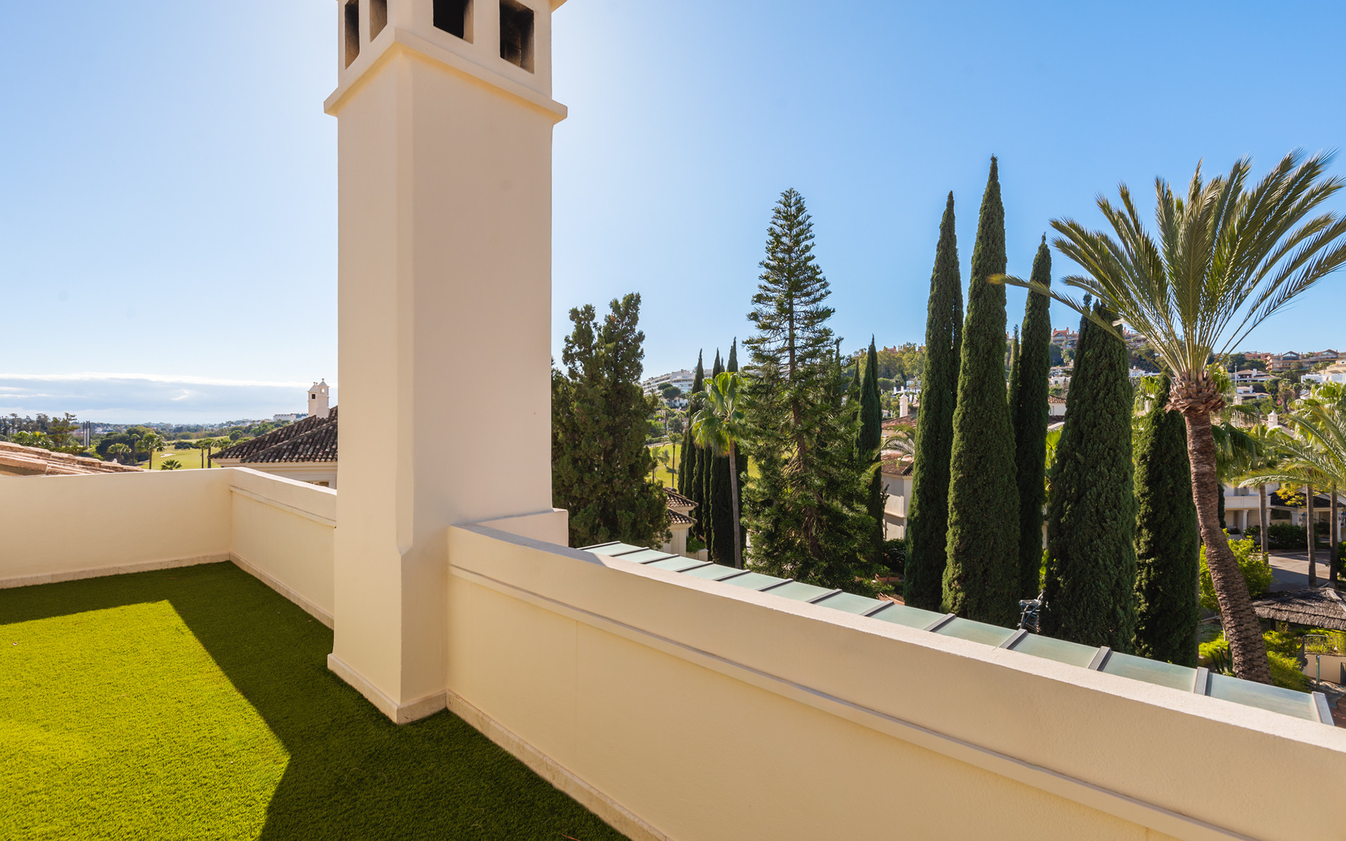 Exquisitely renovated, spacious duplex penthouse in Las Alamandas, Nueva Andalucía · Photo 37