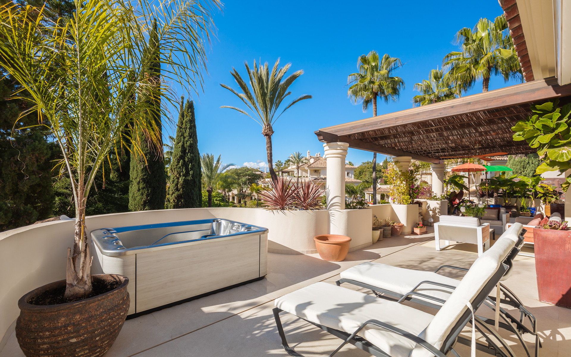 Exquisitely renovated, spacious duplex penthouse in Las Alamandas, Nueva Andalucía · Photo 23