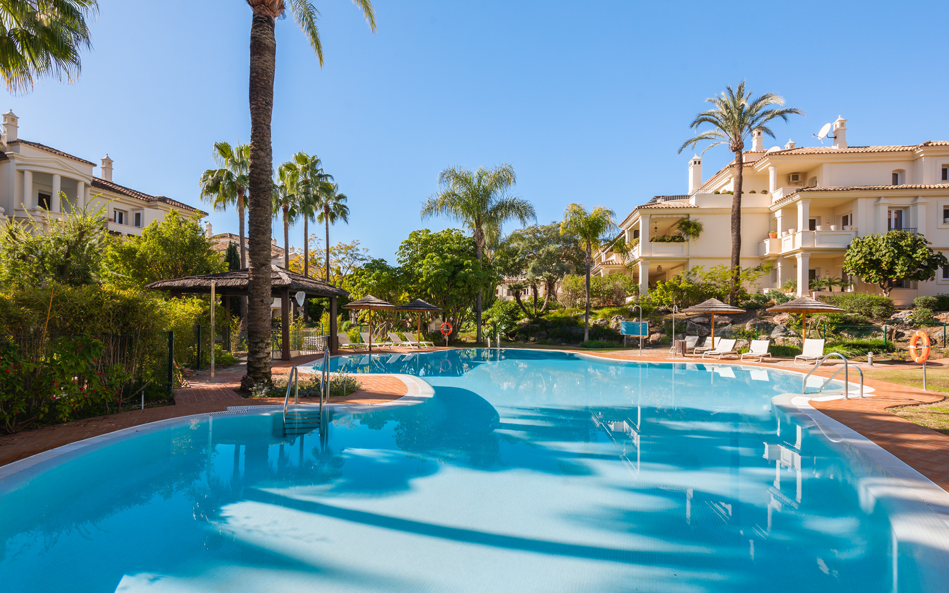 Exquisitely renovated, spacious duplex penthouse in Las Alamandas, Nueva Andalucía · Photo 45