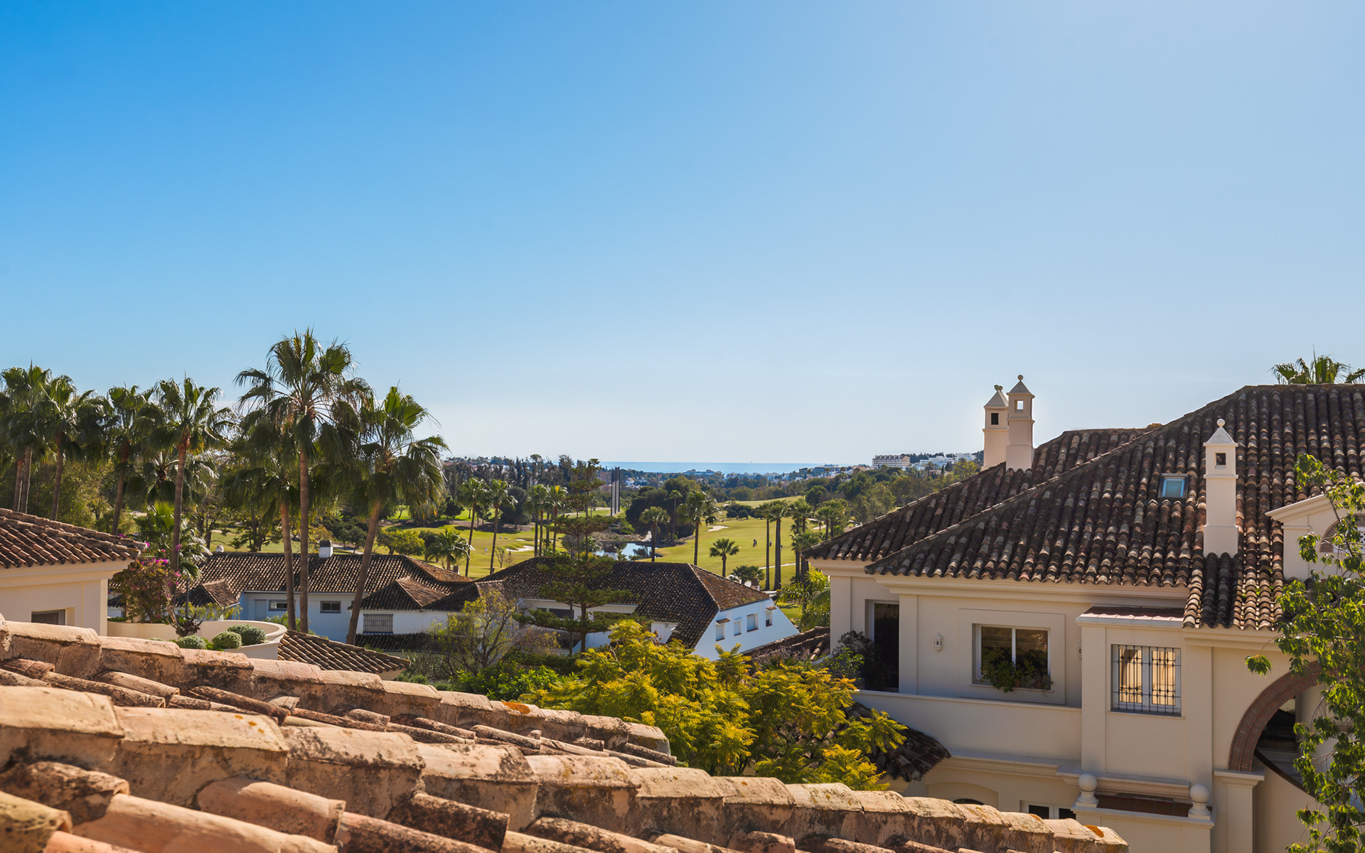 Exquisitely renovated, spacious duplex penthouse in Las Alamandas, Nueva Andalucía · Photo 41