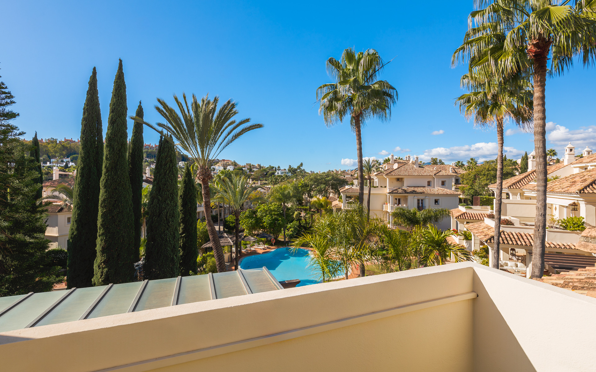 Exquisitely renovated, spacious duplex penthouse in Las Alamandas, Nueva Andalucía · Photo 43