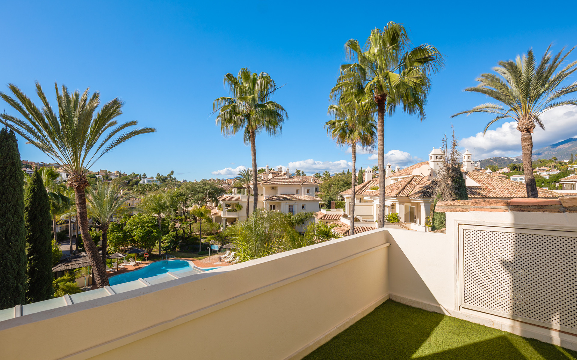 Exquisitely renovated, spacious duplex penthouse in Las Alamandas, Nueva Andalucía · Photo 38