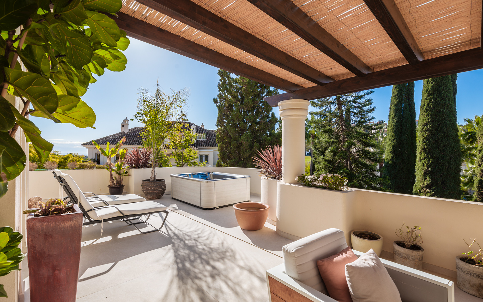 Exquisitely renovated, spacious duplex penthouse in Las Alamandas, Nueva Andalucía · Photo 27