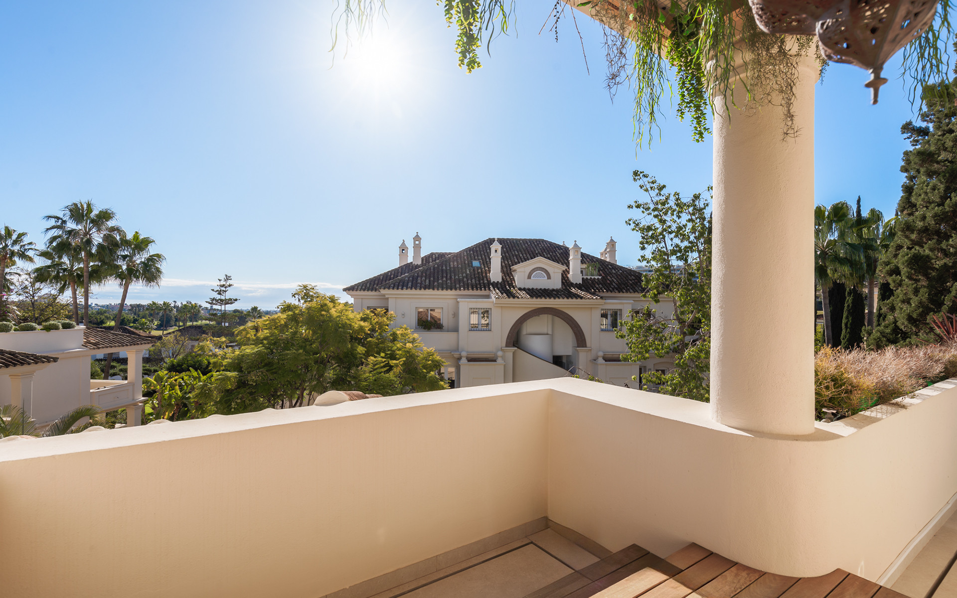 Exquisitely renovated, spacious duplex penthouse in Las Alamandas, Nueva Andalucía · Photo 31