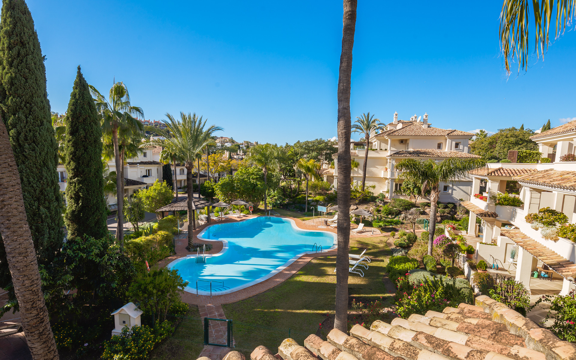 Exquisitely renovated, spacious duplex penthouse in Las Alamandas, Nueva Andalucía · Photo 35