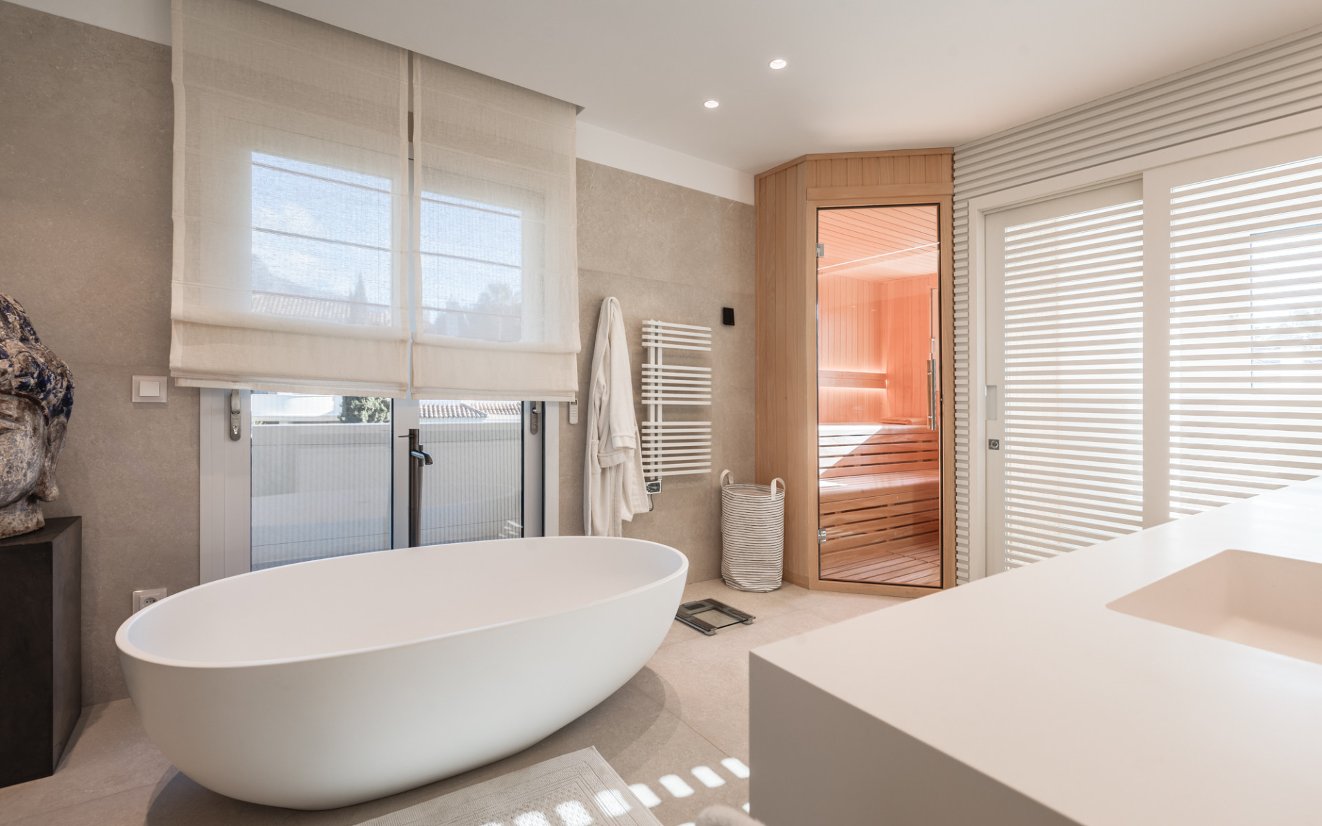 Exquisitely renovated, spacious duplex penthouse in Las Alamandas, Nueva Andalucía · Photo 18