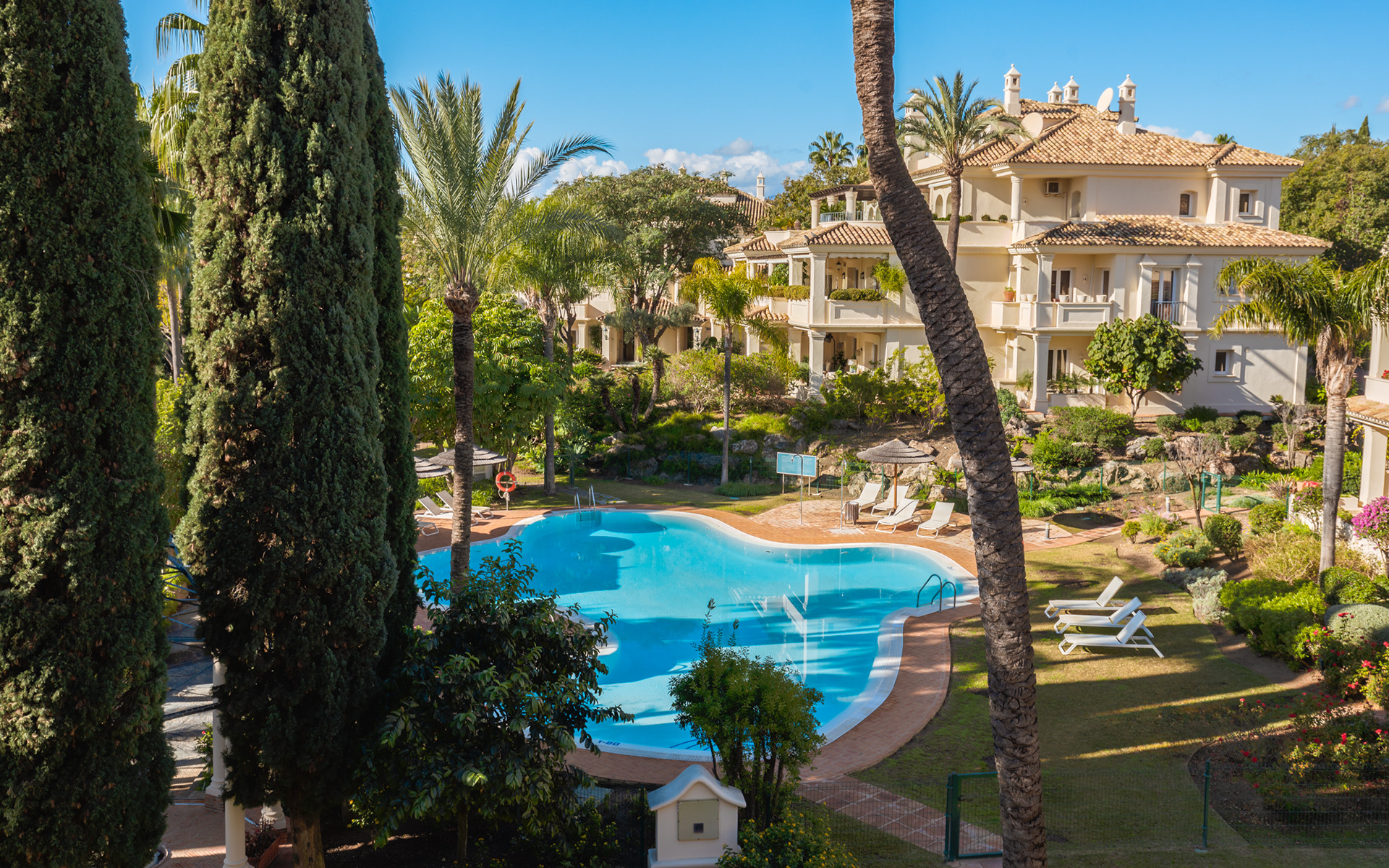 Exquisitely renovated, spacious duplex penthouse in Las Alamandas, Nueva Andalucía · Photo 33