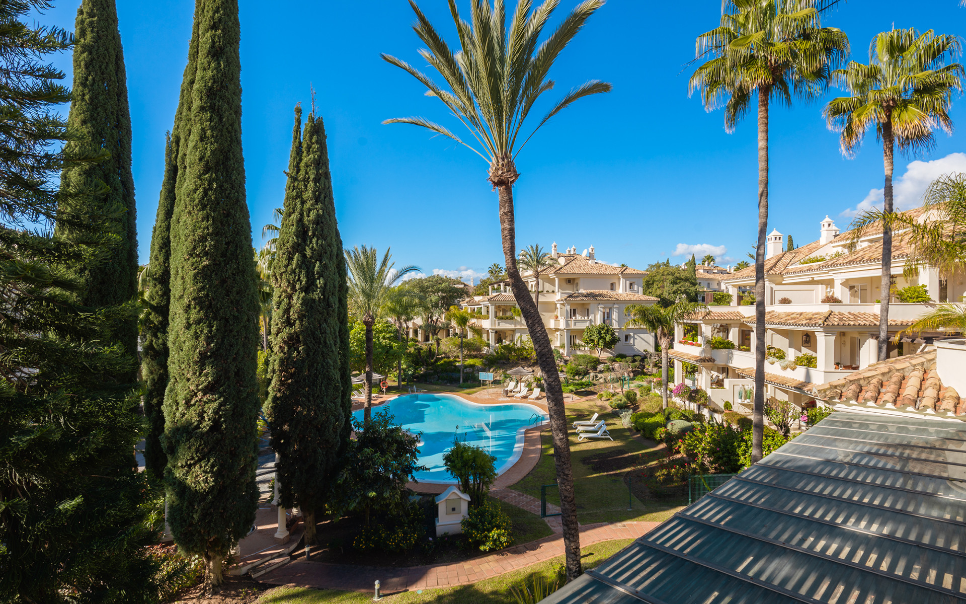 Exquisitely renovated, spacious duplex penthouse in Las Alamandas, Nueva Andalucía · Photo 32