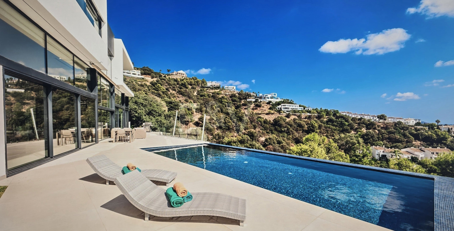 Villa in Altos de Los Monteros, Marbella with Exceptional Design · Photo 13