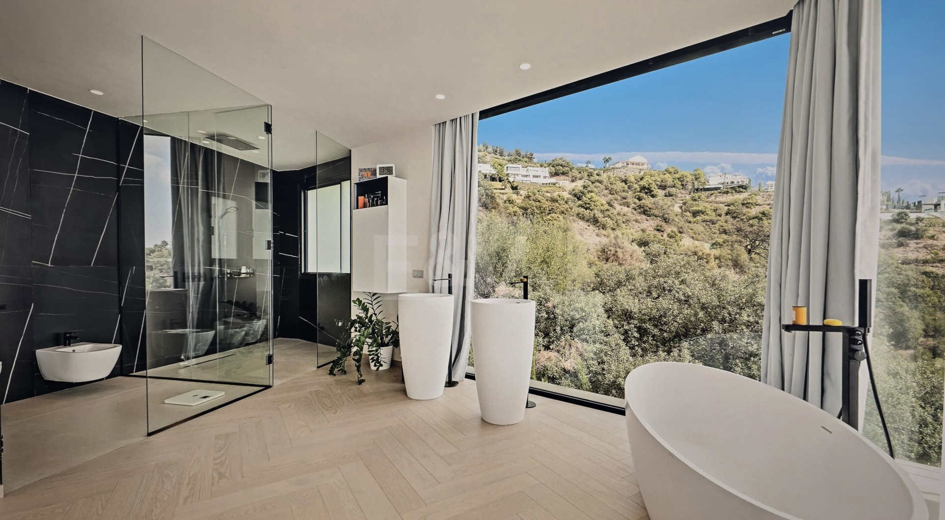 Villa in Altos de Los Monteros, Marbella with Exceptional Design · Photo 10