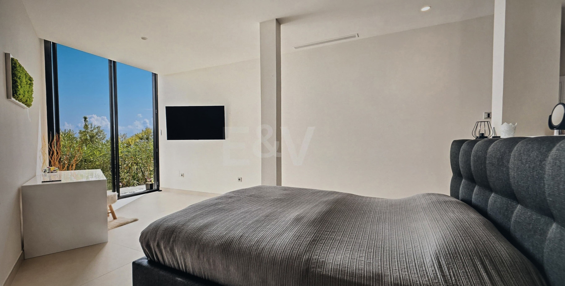 Villa in Altos de Los Monteros, Marbella with Exceptional Design · Photo 17