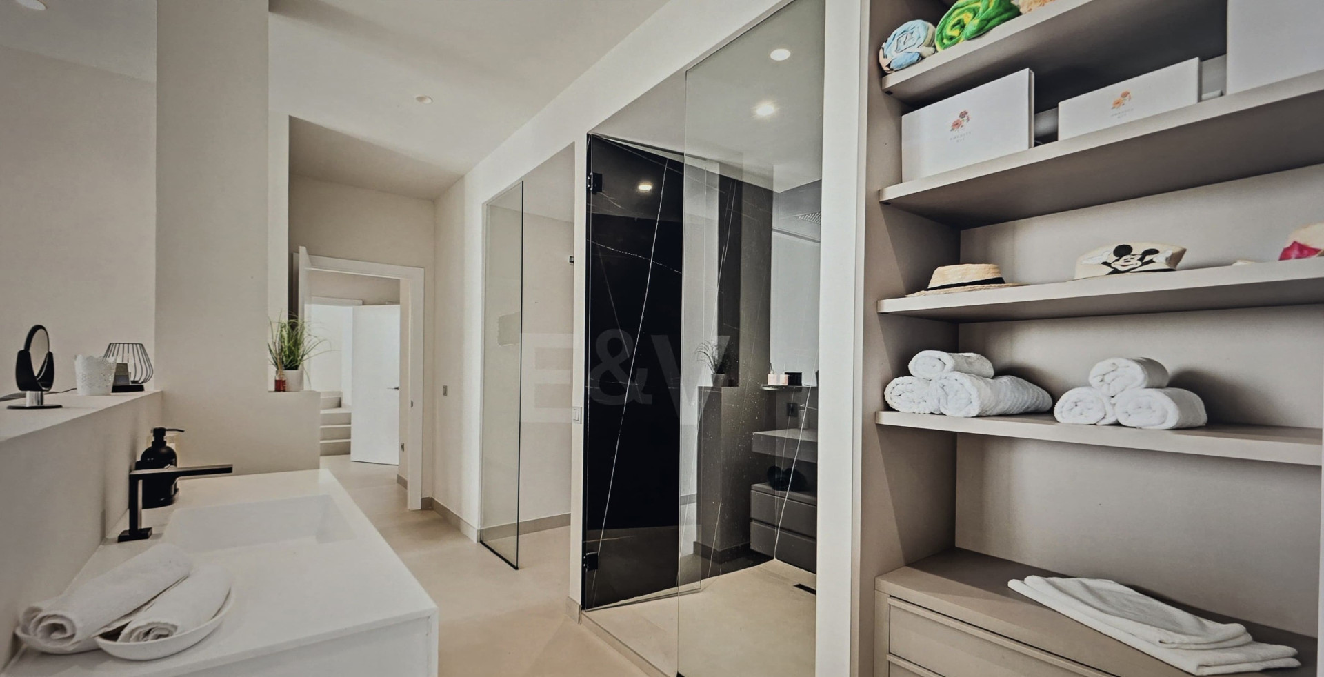 Villa in Altos de Los Monteros, Marbella with Exceptional Design · Photo 19