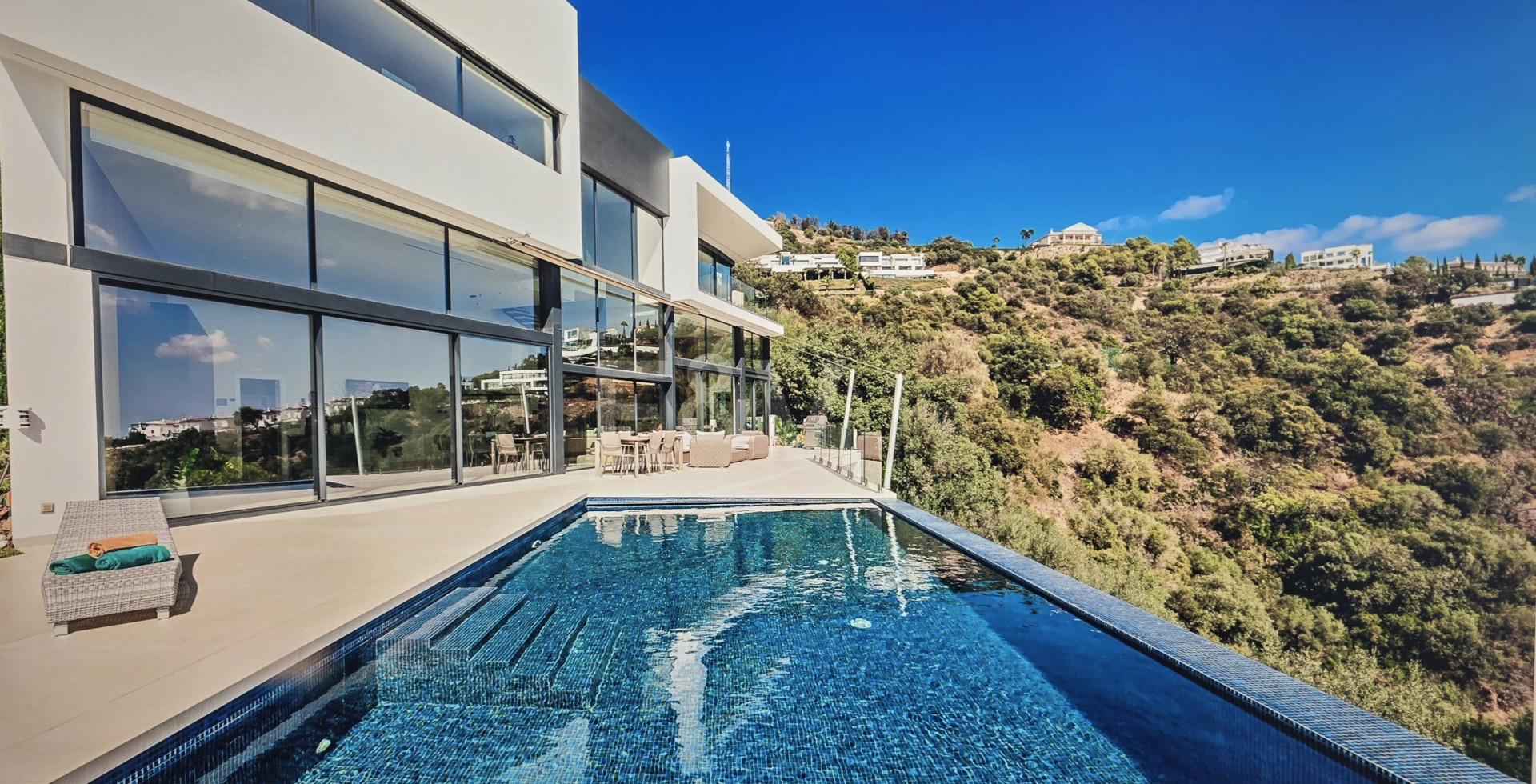 Villa in Altos de Los Monteros, Marbella with Exceptional Design · Photo 12