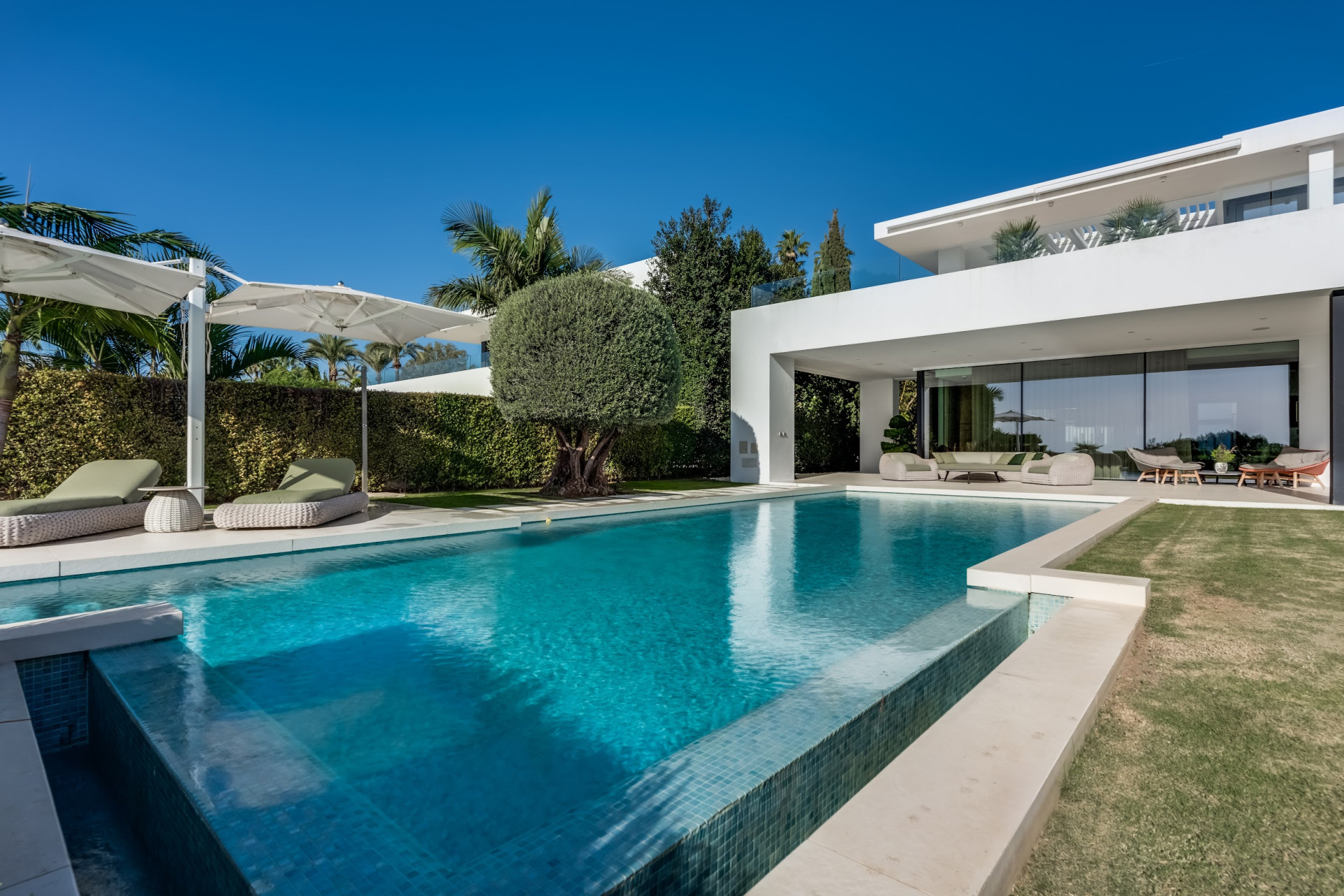 Masterpiece with Magical Sea Views in Marbella’s Prestigious Golden Mile · Photo 44