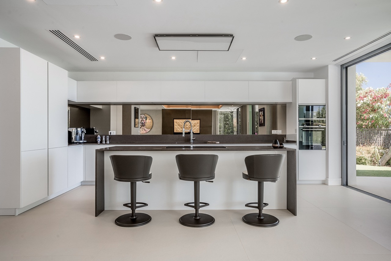 Masterpiece with Magical Sea Views in Marbella’s Prestigious Golden Mile · Photo 14