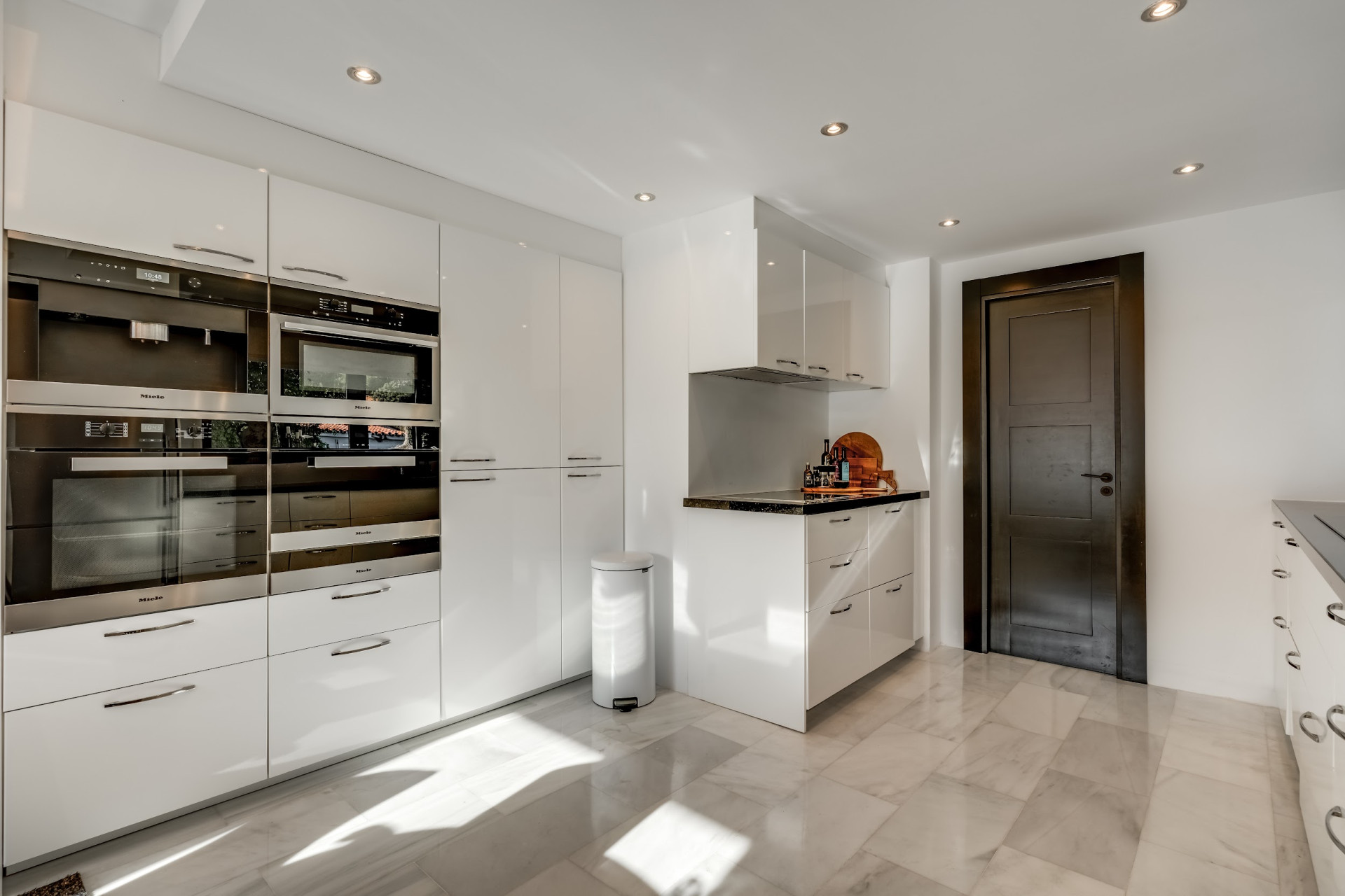 Luxury villa close to amenities · Photo 16