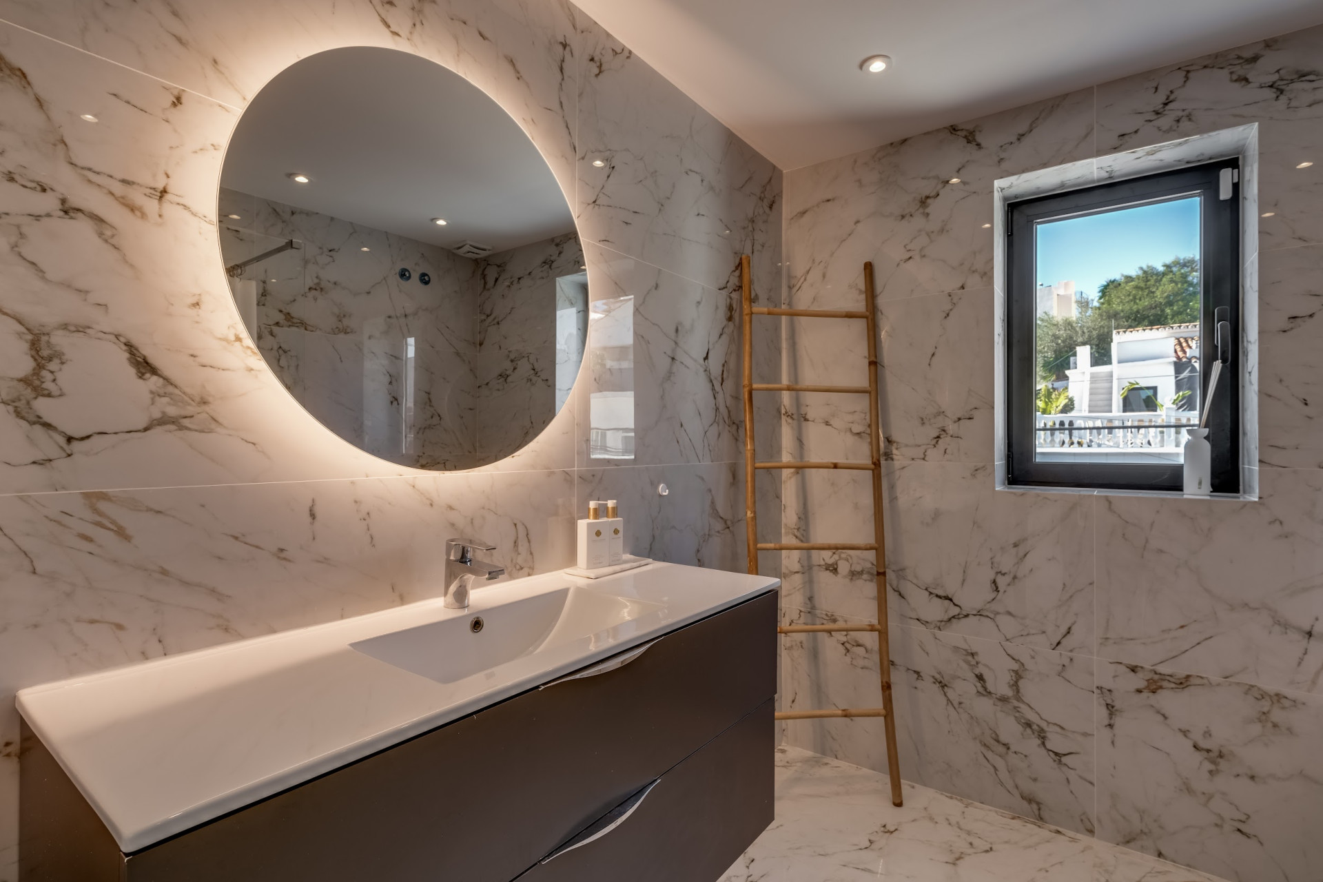 Luxury villa close to amenities · Photo 28