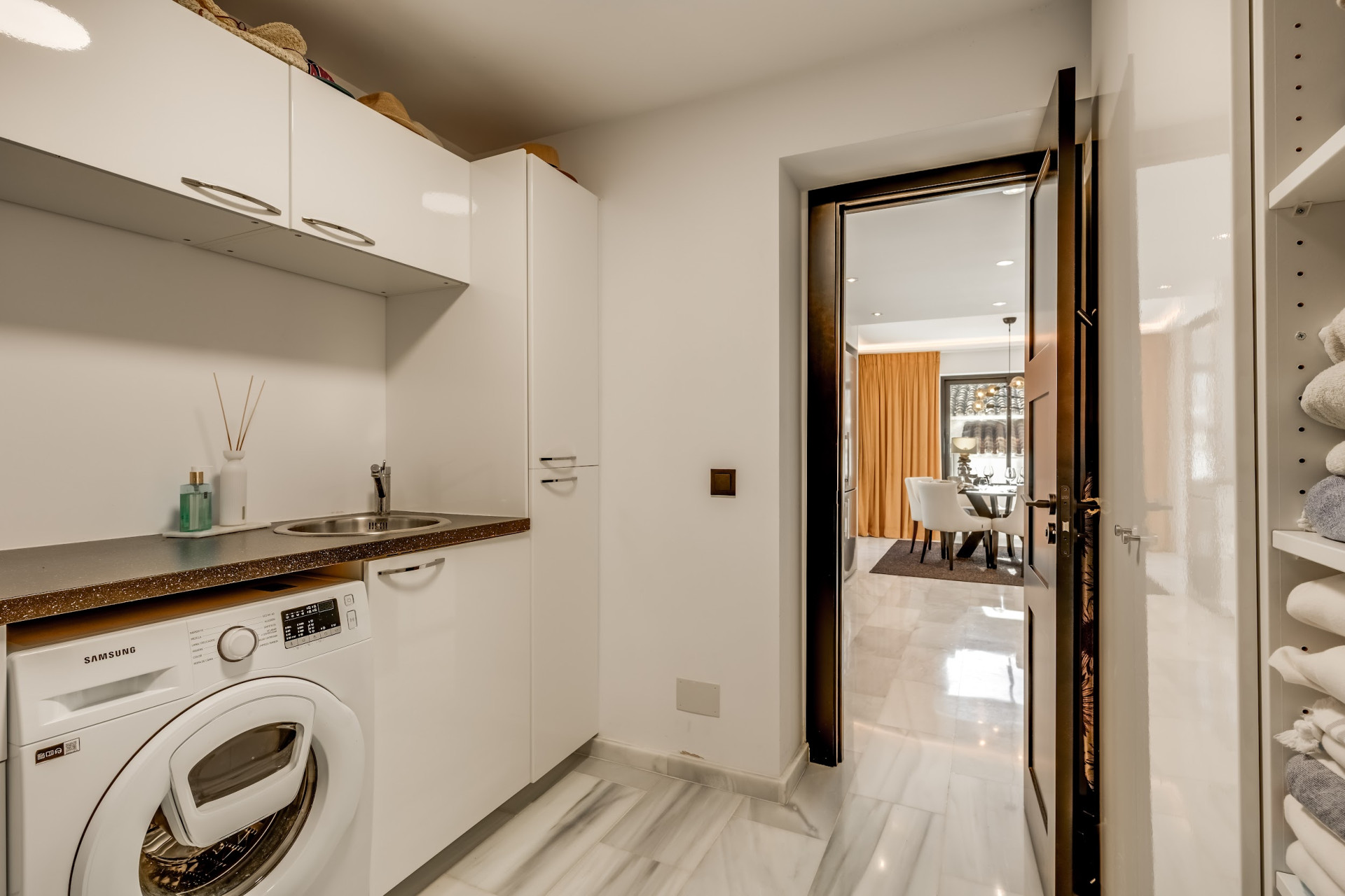 Luxury villa close to amenities · Photo 19
