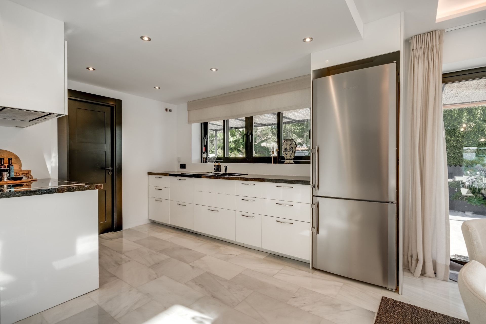 Luxury villa close to amenities · Photo 17