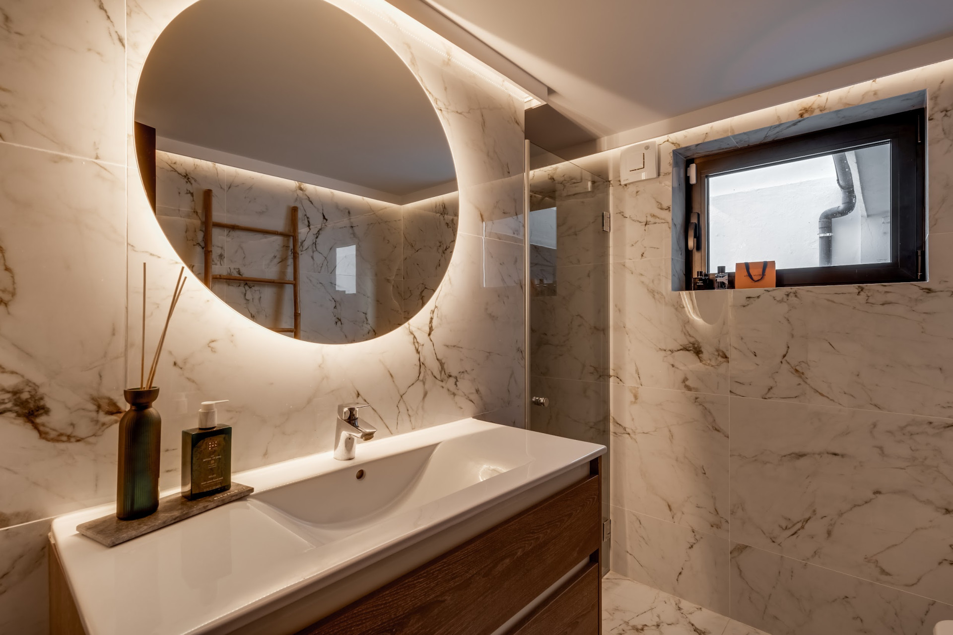 Luxury villa close to amenities · Photo 34