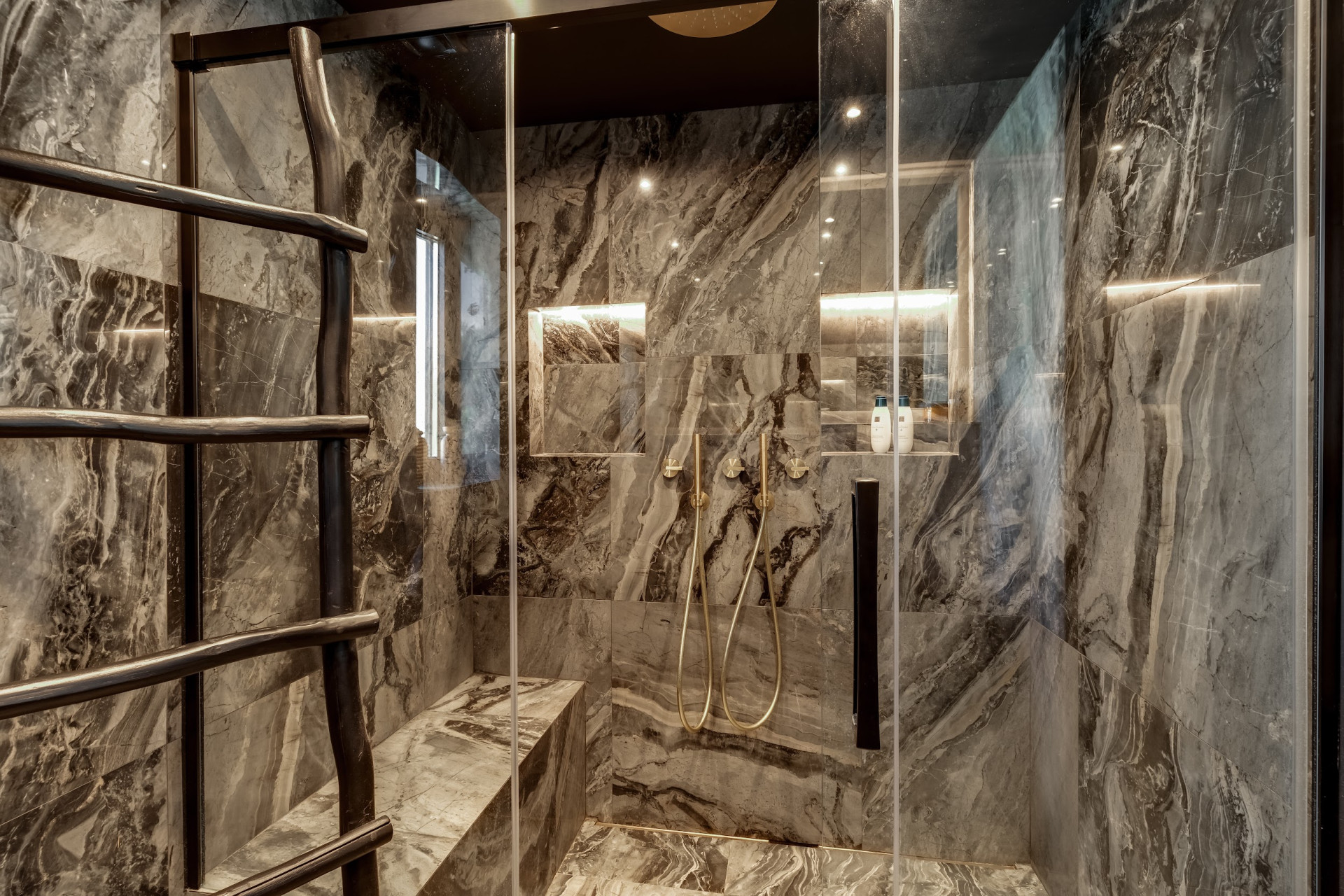 Luxury villa close to amenities · Photo 32