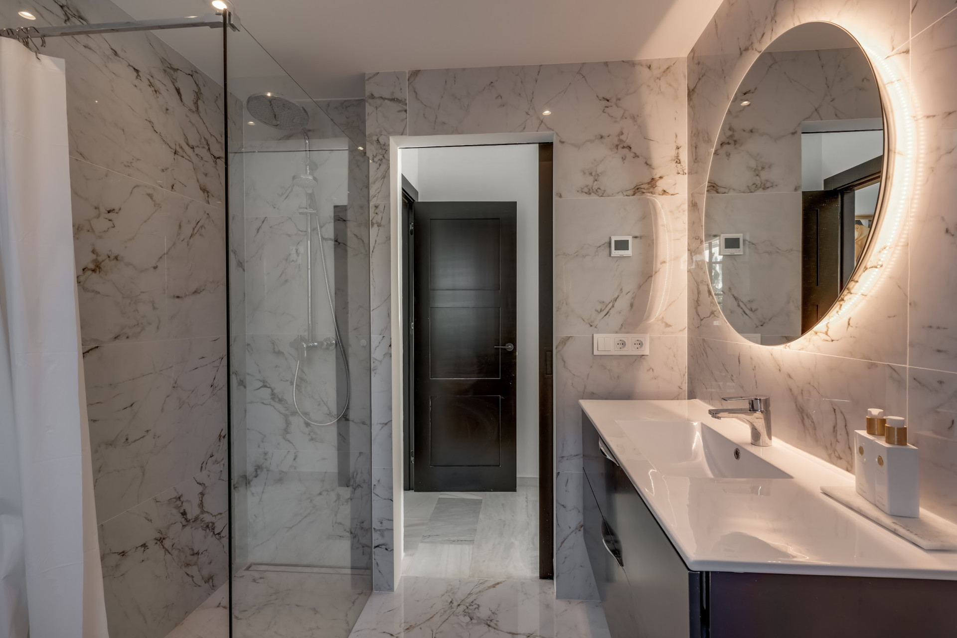 Luxury villa close to amenities · Photo 29